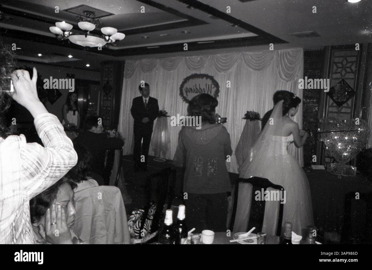 Banquet de mariage intérieur au début des années 2000 Chine - célébration traditionnelle avec symboles culturels mixtes, Pékin, Chine Banque D'Images