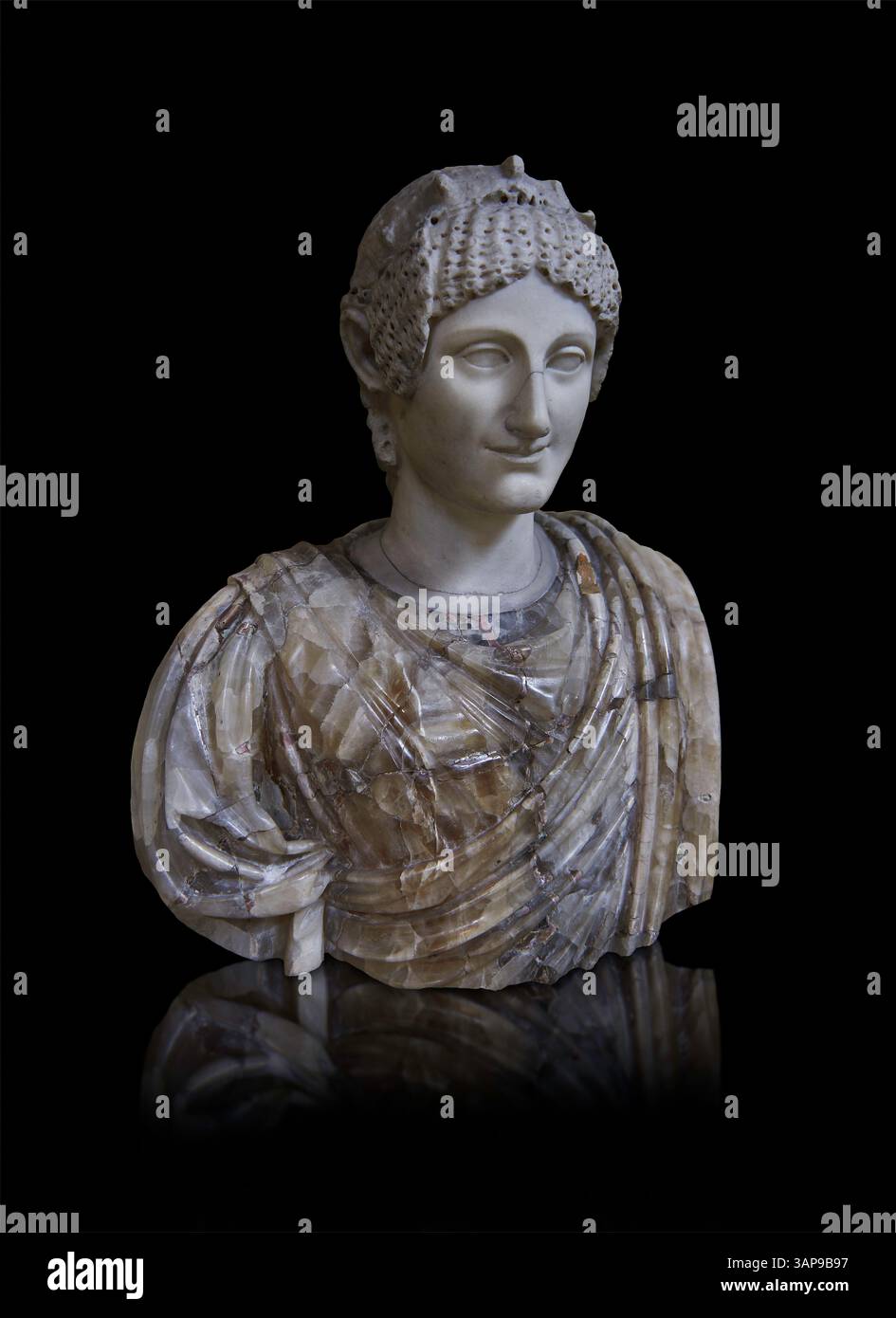 Buste de portrait romain d'une femme dans un ancien style grec archaïque. Head Mid 1st cent AD inspiré par un début grec original, buste en albâtre mi 2nd cen Banque D'Images