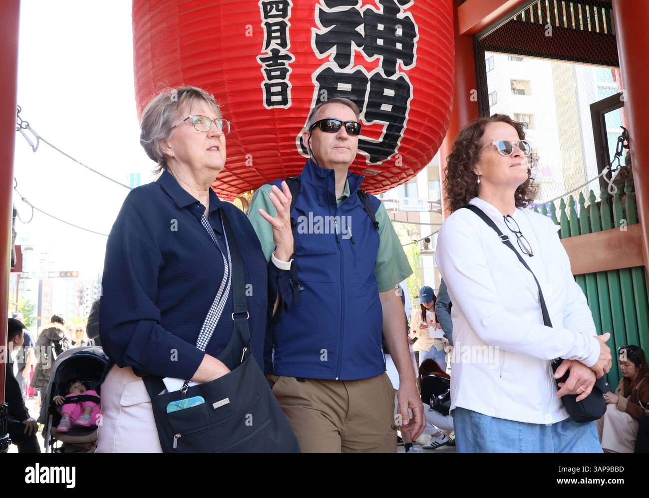 Tokyo, Japon. 16 avril 2025. Des touristes étrangers visitent le quartier de divertissement Asakusa à Tokyo le mercredi 16 avril 2025. 3,5 millions d'étrangers se sont rendus au Japon en mars et plus de 10 millions d'étrangers se sont rendus au Japon jusqu'en mars de cette année, a annoncé l'Agence japonaise du tourisme le 16 avril. (Photo de Yoshio Tsunoda/AFLO) Banque D'Images