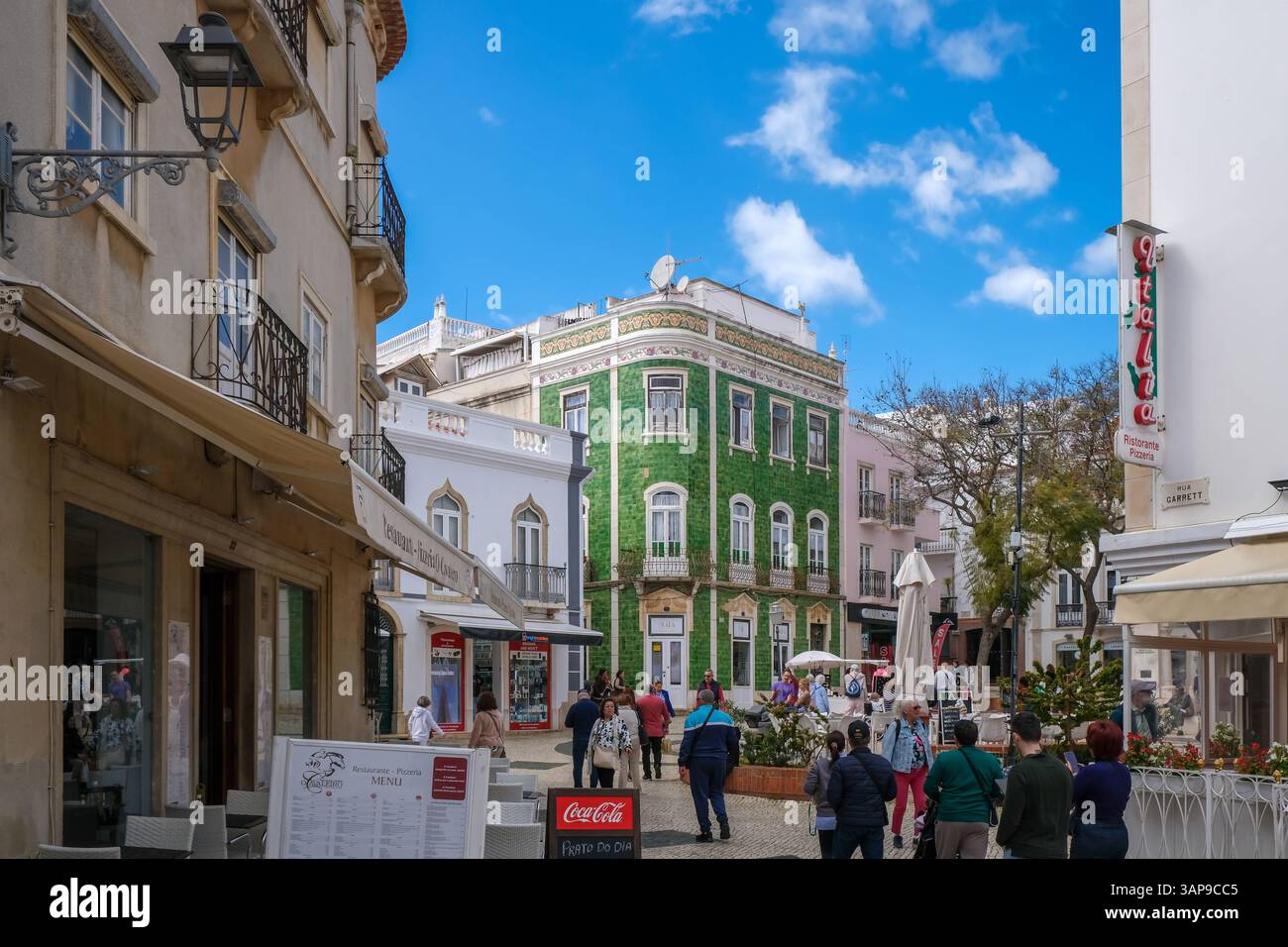 Lagos, Algarve, Portugal - Das gruen gefliesste Haus an der Praca Luis de Camoesist eine Sehenswuerdigkeit in der Altstadt von Lagos, Fussgaengerzone. Lagos Algarve Portugal *** Lagos, Algarve, Portugal la maison carrelée verte à Praca Luis de Camoesist est un spectacle à voir dans la vieille ville de Lagos, zone piétonne Lagos Algarve Portugal Banque D'Images