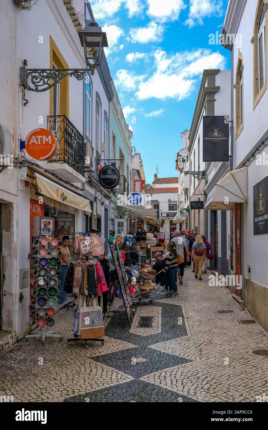 Lagos, Algarve, Portugal - Geschaefte in der Altstadt von Lagos, Gasse in der Fussgaengerzone. Lagos Algarve Portugal *** Lagos, Algarve, Portugal magasins dans la vieille ville de Lagos, ruelle dans la zone piétonne Lagos Algarve Portugal Banque D'Images