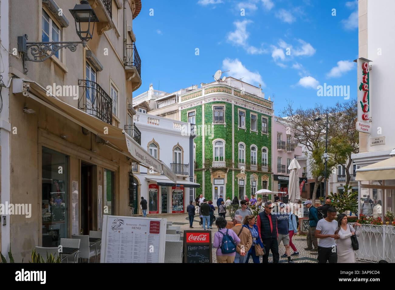 Lagos, Algarve, Portugal - Das gruen gefliesste Haus an der Praca Luis de Camoesist eine Sehenswuerdigkeit in der Altstadt von Lagos, Fussgaengerzone. Lagos Algarve Portugal *** Lagos, Algarve, Portugal la maison carrelée verte à Praca Luis de Camoesist est un spectacle à voir dans la vieille ville de Lagos, zone piétonne Lagos Algarve Portugal Banque D'Images