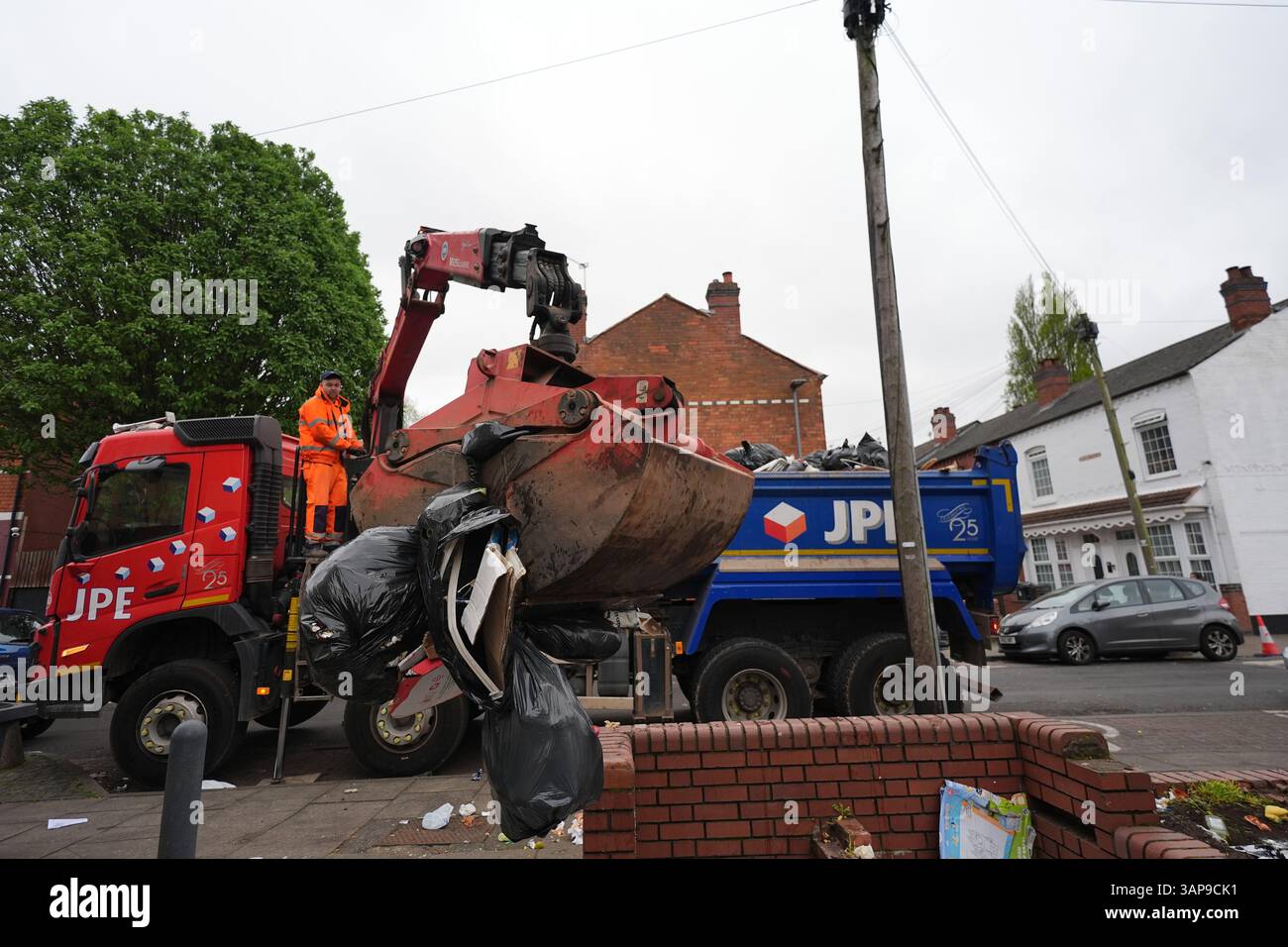 Les sacs poubelles sont emportés sur Poplar Road à Birmingham. Les membres de Unite ont rejeté un accord visant à mettre fin à une grève de longue date des collecteurs de déchets. UNITE a déclaré que ses membres à Birmingham avaient voté massivement contre ce que l'union a décrit comme l'offre "totalement inadéquate" du conseil, qui, selon elle, comprenait toujours des réductions de salaire. Date de la photo : mercredi 16 avril 2025. Banque D'Images