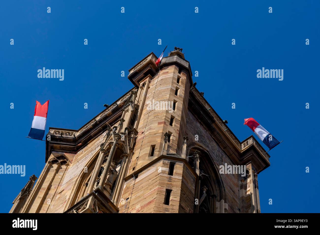 Drapeaux tricolores français flottant sur un bâtiment historique à Colmar, France Banque D'Images