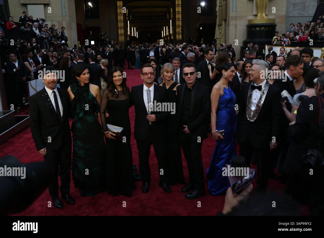 The Edge (G-d), Morleigh Steinberg, Ali Hewson, Bono, Larry Mullen Jr., Mariana Teixeira et Adam Clayton, membre des 86 Oscars au Dolby Theatre de Los Angeles, aux États-Unis, le 2 mars 2014 Banque D'Images