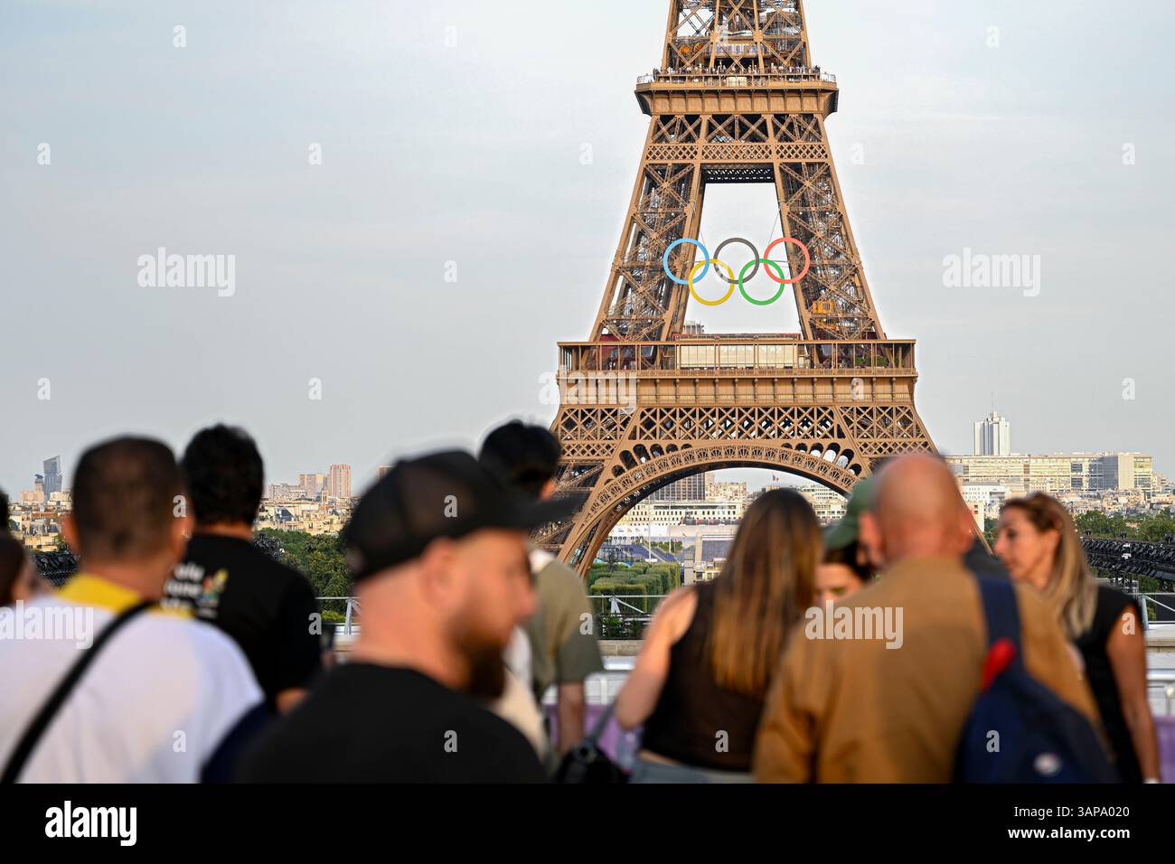 Paris (France) : la Tour Eiffel avec les anneaux olympiques pour les Jeux Olympiques de Paris 2024 Banque D'Images