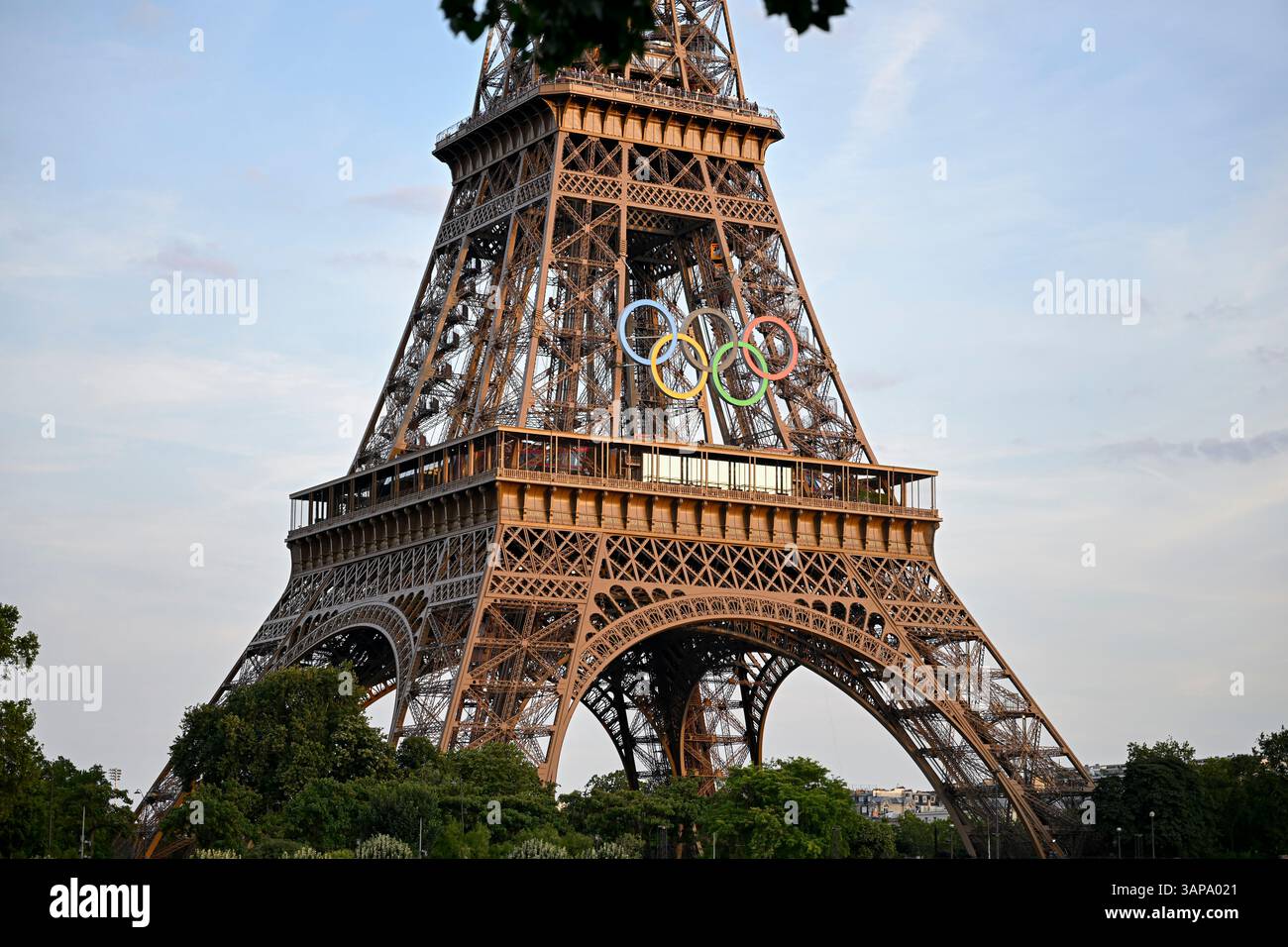 Paris (France) : la Tour Eiffel avec les anneaux olympiques pour les Jeux Olympiques de Paris 2024 Banque D'Images