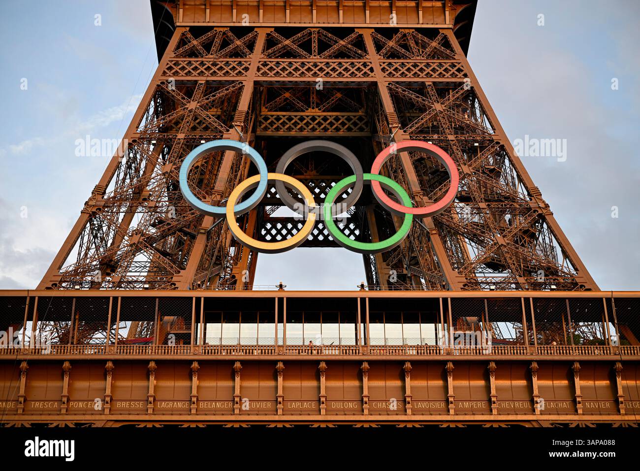 Paris (France) : la Tour Eiffel avec les anneaux olympiques pour les Jeux Olympiques de Paris 2024 Banque D'Images