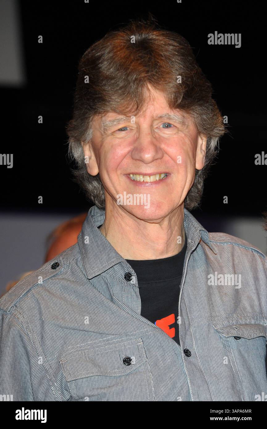 Dave Edmunds pose sur scène avant le concert du 70e anniversaire d'Albert Lee au Cadogan Hall le 1er mars 2014 à Londres, au Royaume-Uni Banque D'Images