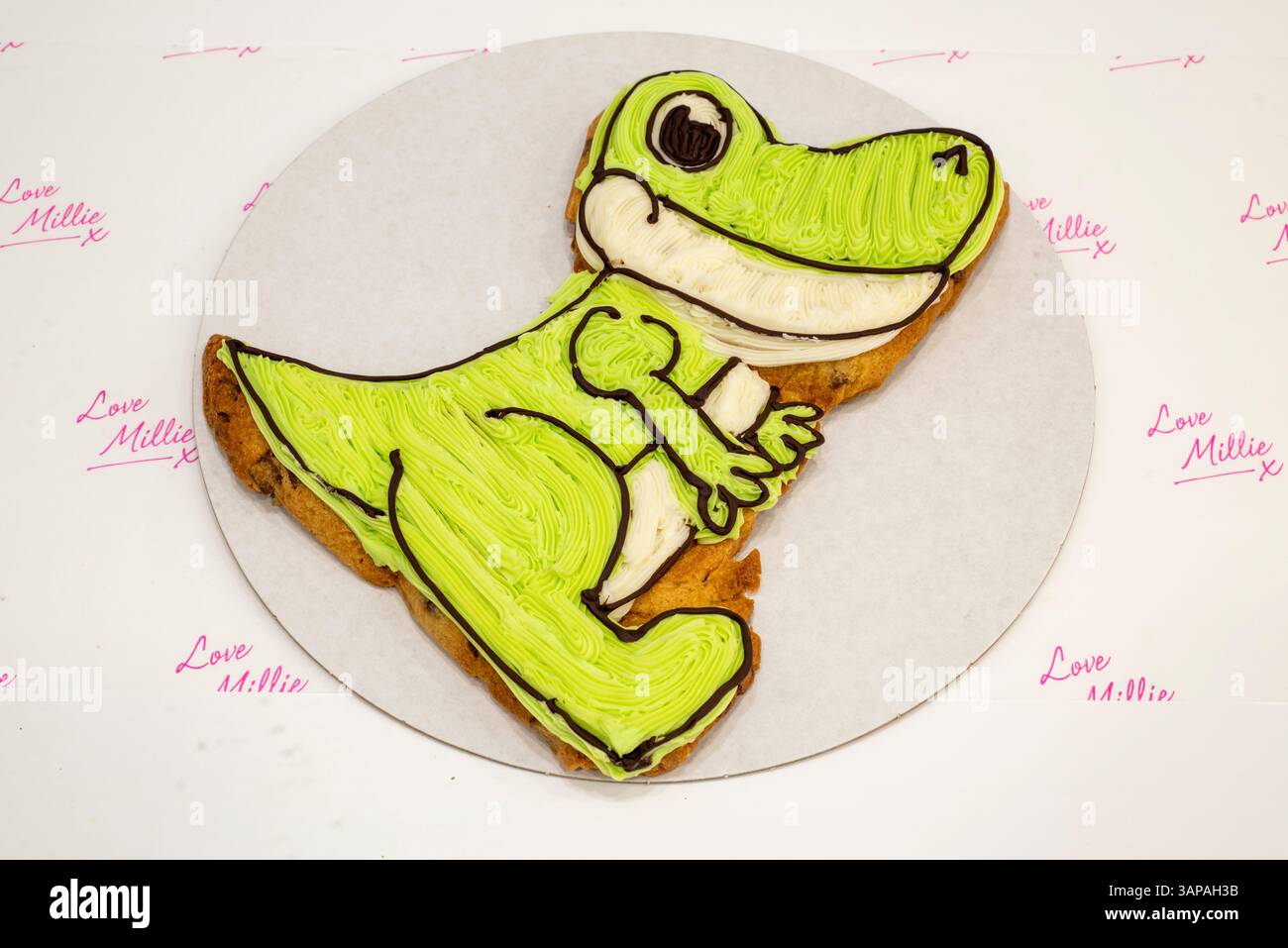 Sheffield, Royaume-Uni – 9 septembre 2019 : biscuit dinosaure géant décoré de glaçage vert et blanc de Millie’s cookies Banque D'Images
