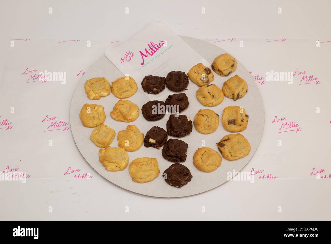 Sheffield, Royaume-Uni – 9 septembre 2019 : sélection de mini-bouchées de biscuits avec pépites de chocolat de Millie’s cookies Banque D'Images