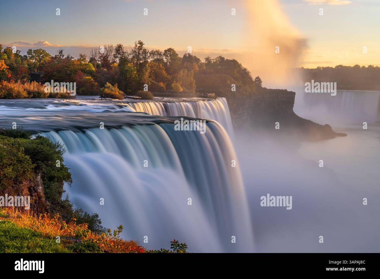 Niagara Falls, New York, États-Unis depuis le bord des chutes sur un crépuscule d'automne. Banque D'Images