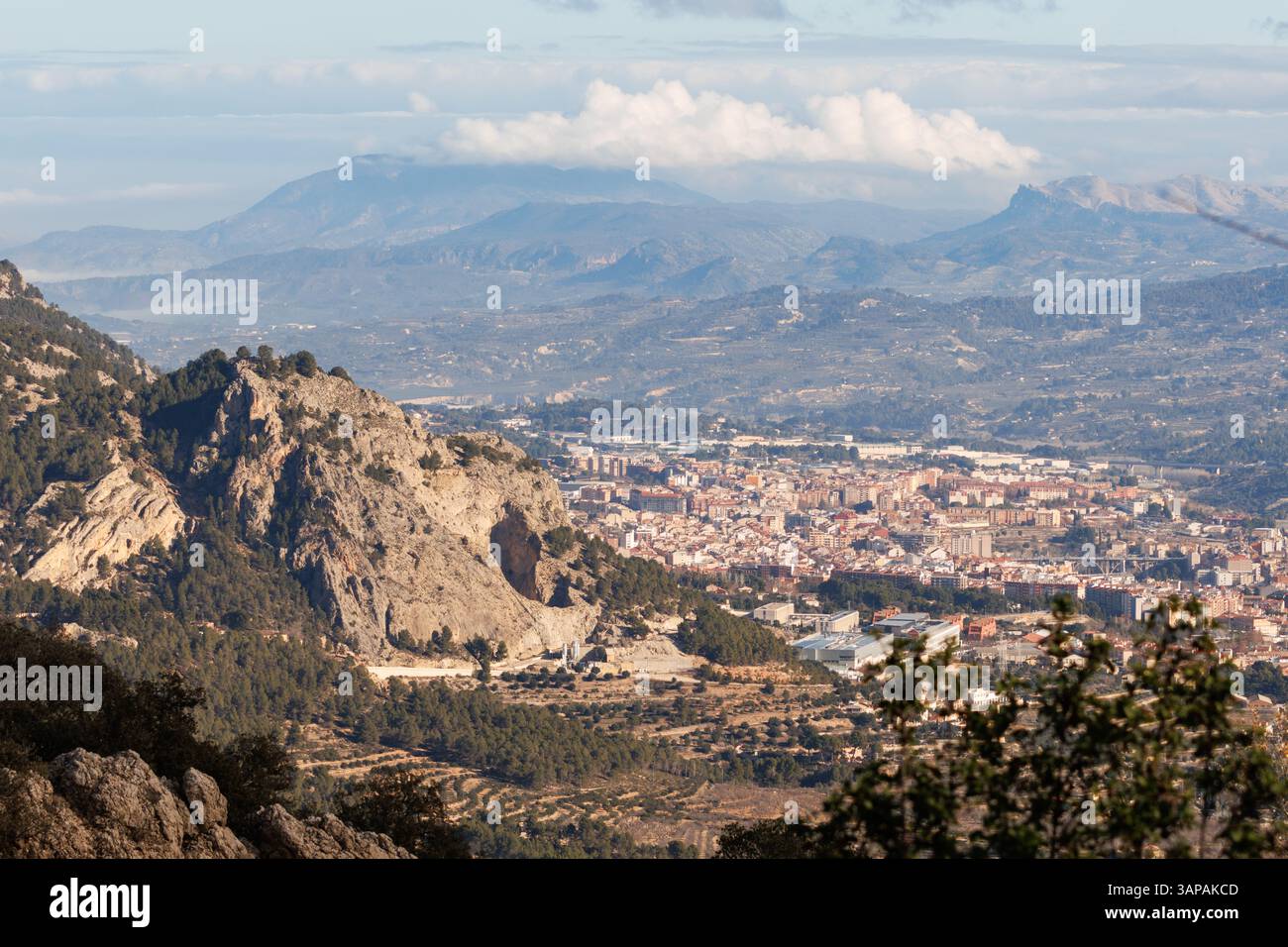 Paysage de la ville d'Alcoy avec la vallée et les montagnes de la région d'Alcoia Comtat, Espagne Banque D'Images