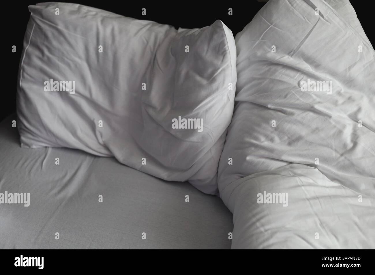 Couette et oreiller blancs désordonnés et froissés Banque D'Images