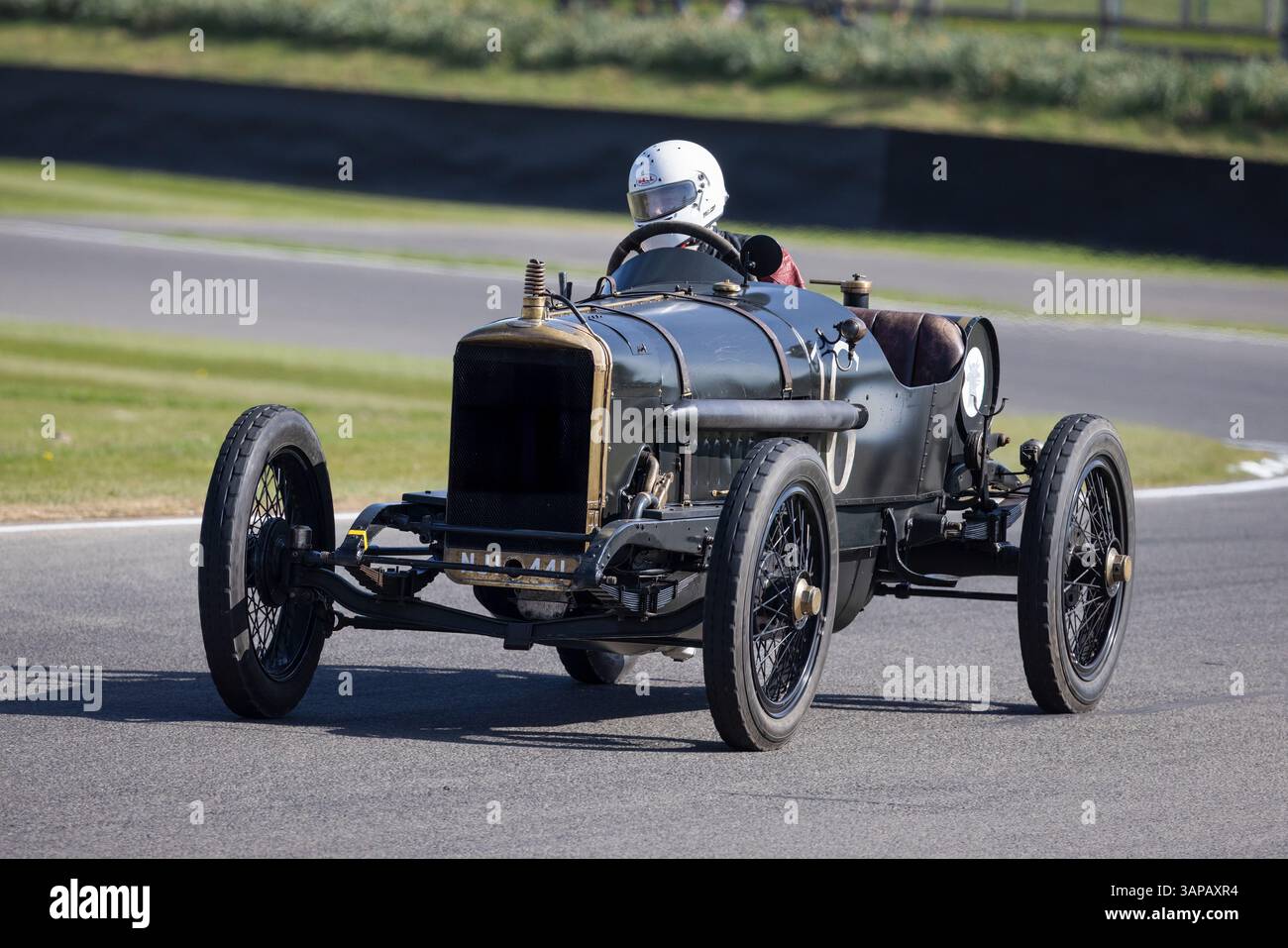 Marcus Black dans le Sunbeam 25/30 1913 lors de la course S.F. Edge Trophy à la Goodwood 82nd Member Meeting, Sussex, Royaume-Uni. Banque D'Images
