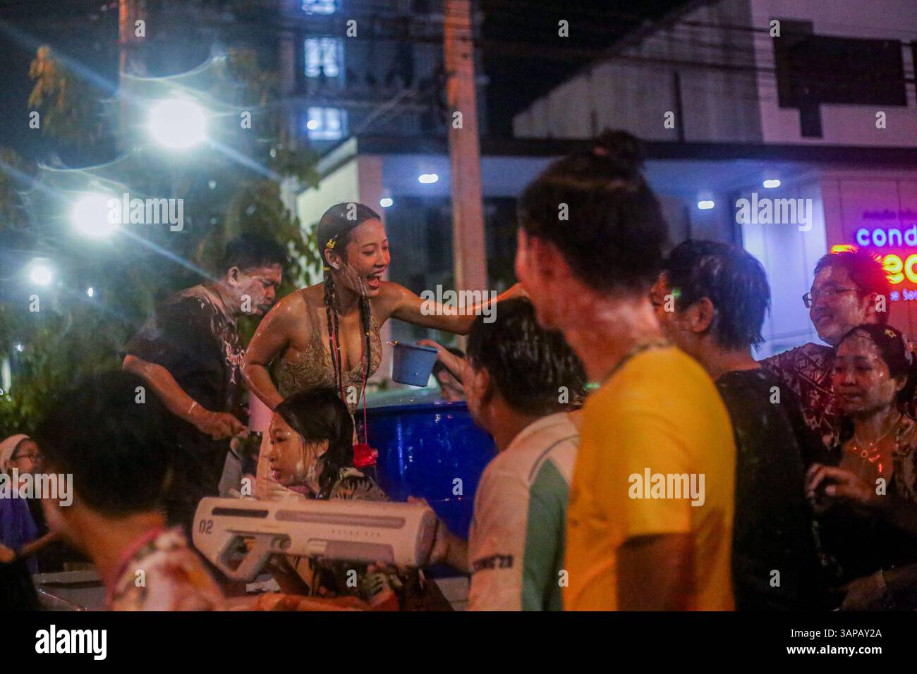 Mae Sot, Thaïlande. 15 avril 2025. On voit des gens jouer avec de l'eau alors qu'ils célèbrent le festival de Songkran. Les fêtards de Mae Sot célèbrent le Songkran, ou nouvel an thaïlandais. Le festival 'Songkran', également connu sous le nom de festival de l'eau, tombe en avril, le mois le plus chaud de Thaïlande. L’UNESCO reconnaît Songkran comme patrimoine culturel immatériel de l’humanité. Crédit : SOPA images Limited/Alamy Live News Banque D'Images