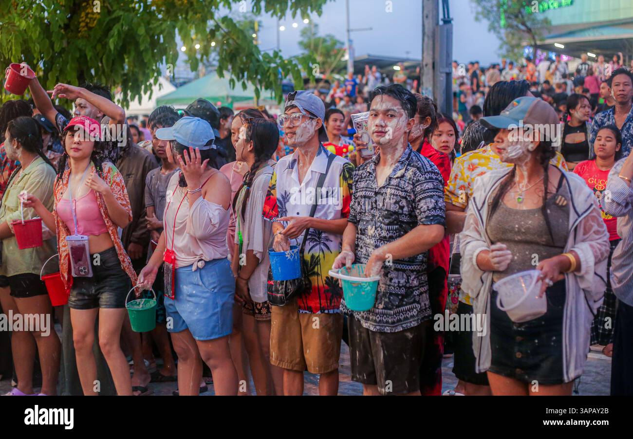 Mae Sot, Thaïlande. 15 avril 2025. On voit des gens jouer avec de l'eau alors qu'ils célèbrent le festival de Songkran. Les fêtards de Mae Sot célèbrent le Songkran, ou nouvel an thaïlandais. Le festival 'Songkran', également connu sous le nom de festival de l'eau, tombe en avril, le mois le plus chaud de Thaïlande. L’UNESCO reconnaît Songkran comme patrimoine culturel immatériel de l’humanité. Crédit : SOPA images Limited/Alamy Live News Banque D'Images