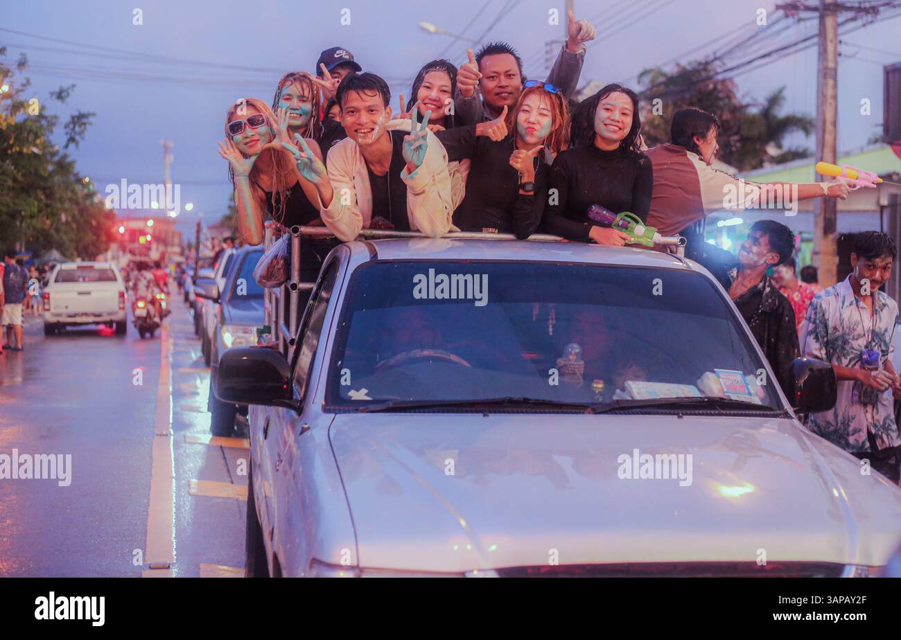 Mae Sot, Thaïlande. 15 avril 2025. Des adolescents posent pour une photo sur une voiture pendant le festival Songkran. Les fêtards de Mae Sot célèbrent le Songkran, ou nouvel an thaïlandais. Le festival 'Songkran', également connu sous le nom de festival de l'eau, tombe en avril, le mois le plus chaud de Thaïlande. L’UNESCO reconnaît Songkran comme patrimoine culturel immatériel de l’humanité. Crédit : SOPA images Limited/Alamy Live News Banque D'Images
