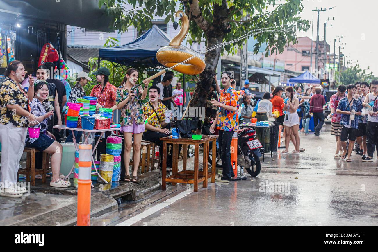 Mae Sot, Thaïlande. 15 avril 2025. On voit des gens jouer avec de l'eau alors qu'ils célèbrent le festival de Songkran. Les fêtards de Mae Sot célèbrent le Songkran, ou nouvel an thaïlandais. Le festival 'Songkran', également connu sous le nom de festival de l'eau, tombe en avril, le mois le plus chaud de Thaïlande. L’UNESCO reconnaît Songkran comme patrimoine culturel immatériel de l’humanité. Crédit : SOPA images Limited/Alamy Live News Banque D'Images