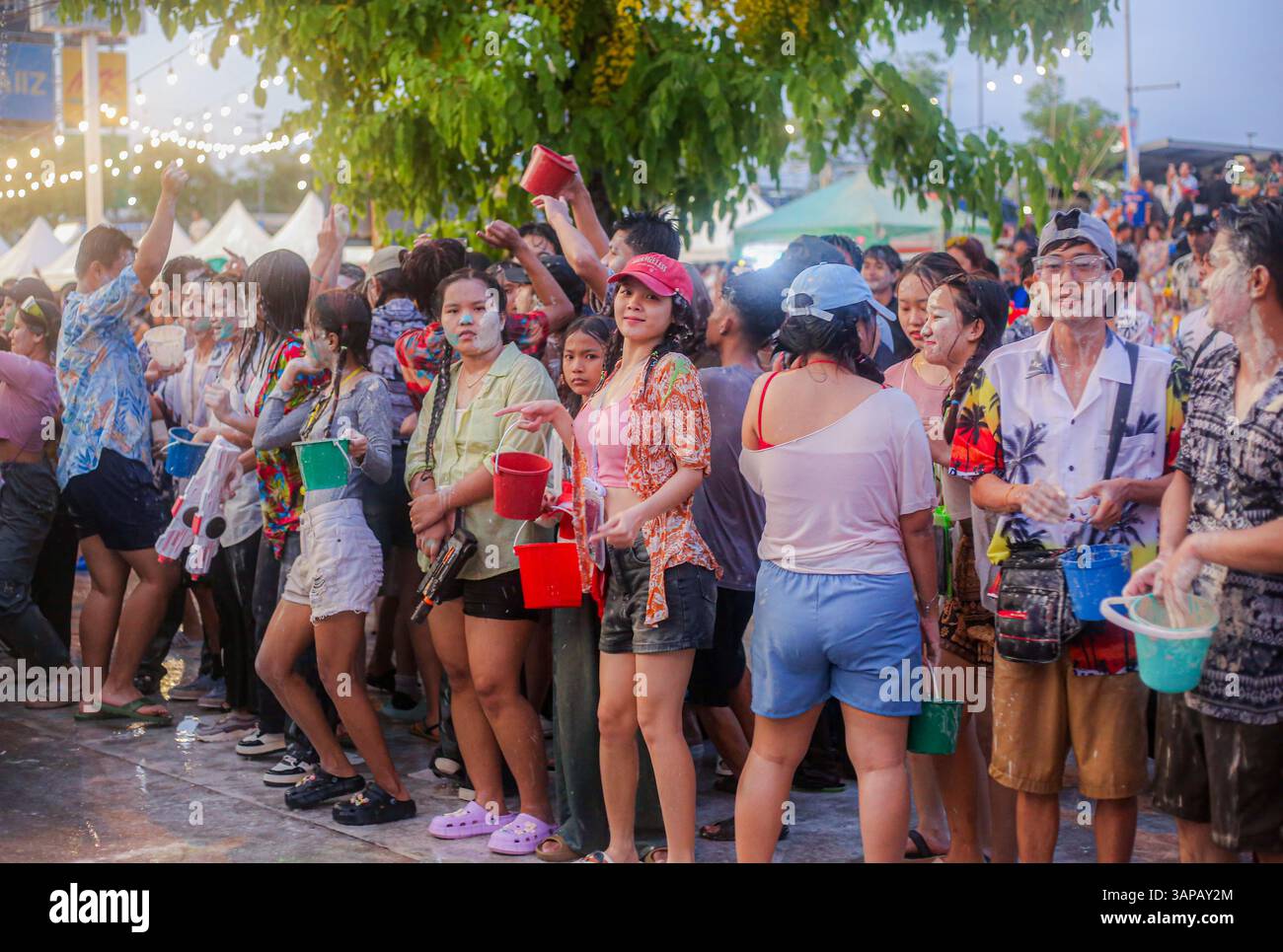 Mae Sot, Thaïlande. 15 avril 2025. On voit des gens jouer avec de l'eau alors qu'ils célèbrent le festival de Songkran. Les fêtards de Mae Sot célèbrent le Songkran, ou nouvel an thaïlandais. Le festival 'Songkran', également connu sous le nom de festival de l'eau, tombe en avril, le mois le plus chaud de Thaïlande. L’UNESCO reconnaît Songkran comme patrimoine culturel immatériel de l’humanité. Crédit : SOPA images Limited/Alamy Live News Banque D'Images