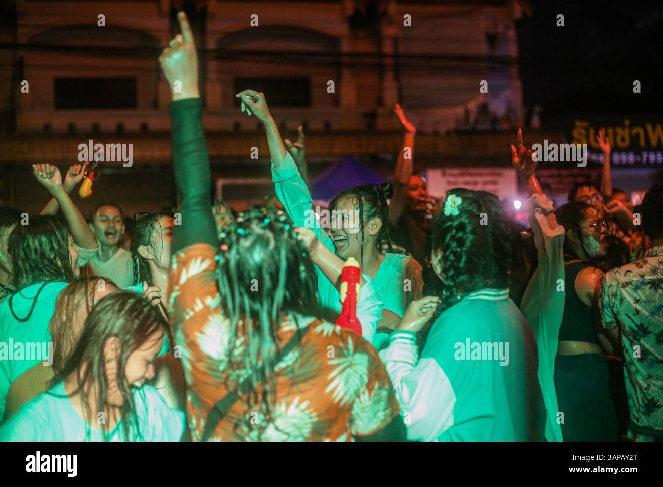 Mae Sot, Thaïlande. 15 avril 2025. On voit des gens jouer avec de l'eau alors qu'ils célèbrent le festival de Songkran. Les fêtards de Mae Sot célèbrent le Songkran, ou nouvel an thaïlandais. Le festival 'Songkran', également connu sous le nom de festival de l'eau, tombe en avril, le mois le plus chaud de Thaïlande. L’UNESCO reconnaît Songkran comme patrimoine culturel immatériel de l’humanité. Crédit : SOPA images Limited/Alamy Live News Banque D'Images
