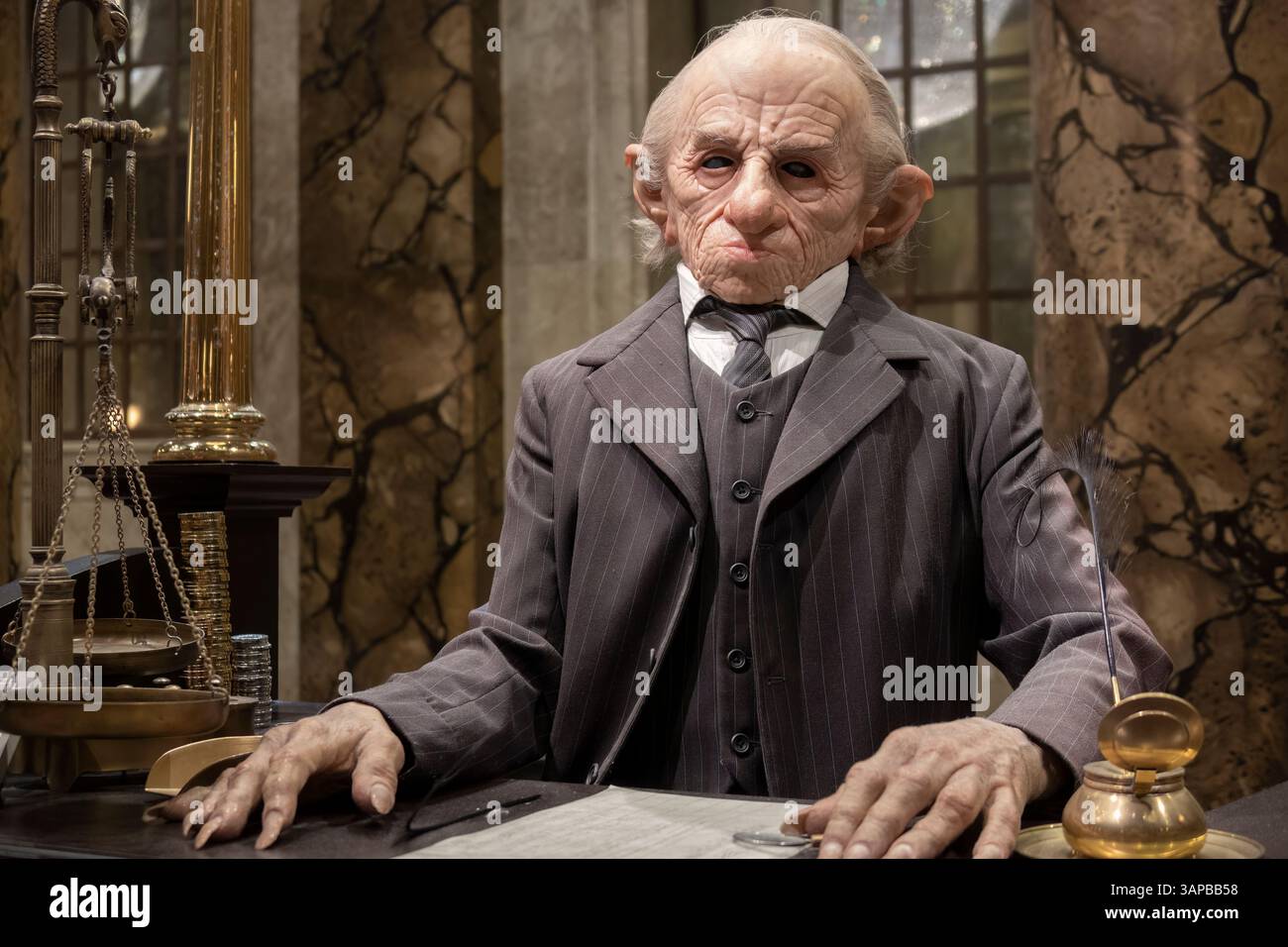 Un caissier de banque au travail à la Gringotts Wizarding Bank, Harry Potter et les reliques de la mort, Warner Brothers Studio, Londres. Banque D'Images
