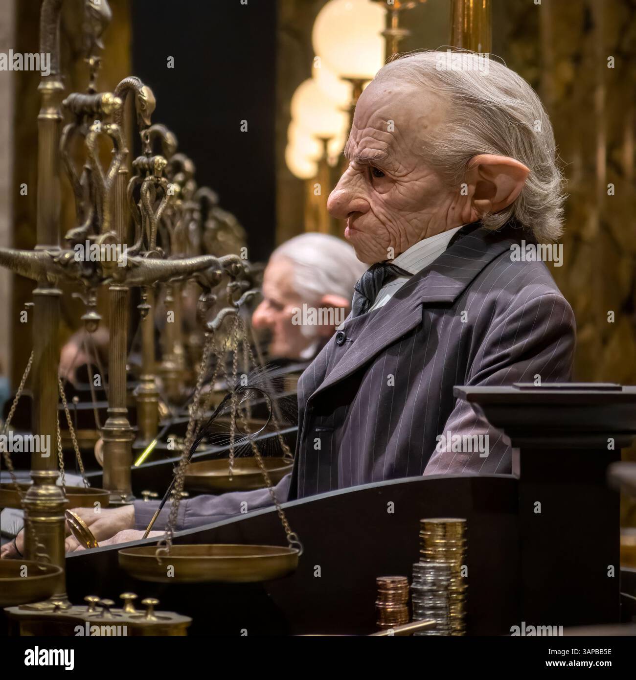 Un caissier de banque au travail à la Gringotts Wizarding Bank, Harry Potter et les reliques de la mort, Warner Brothers Studio, Londres. Banque D'Images