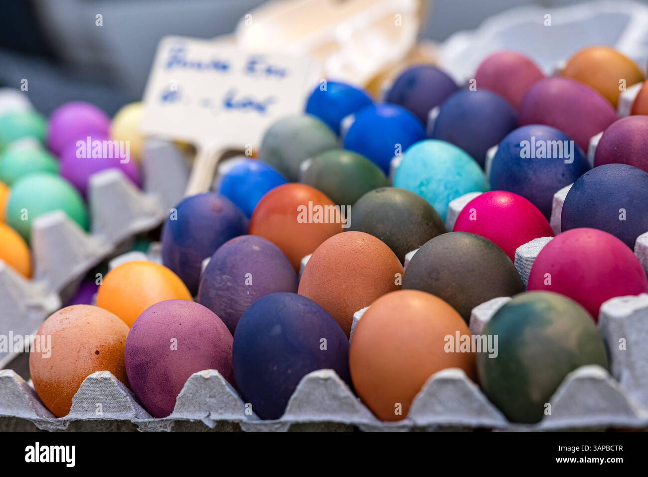 Cottbus, Allemagne. 12 avril 2025. Des œufs teints sont exposés à un étal sur un marché hebdomadaire. Crédit : Frank Hammerschmidt/dpa/Alamy Live News Banque D'Images