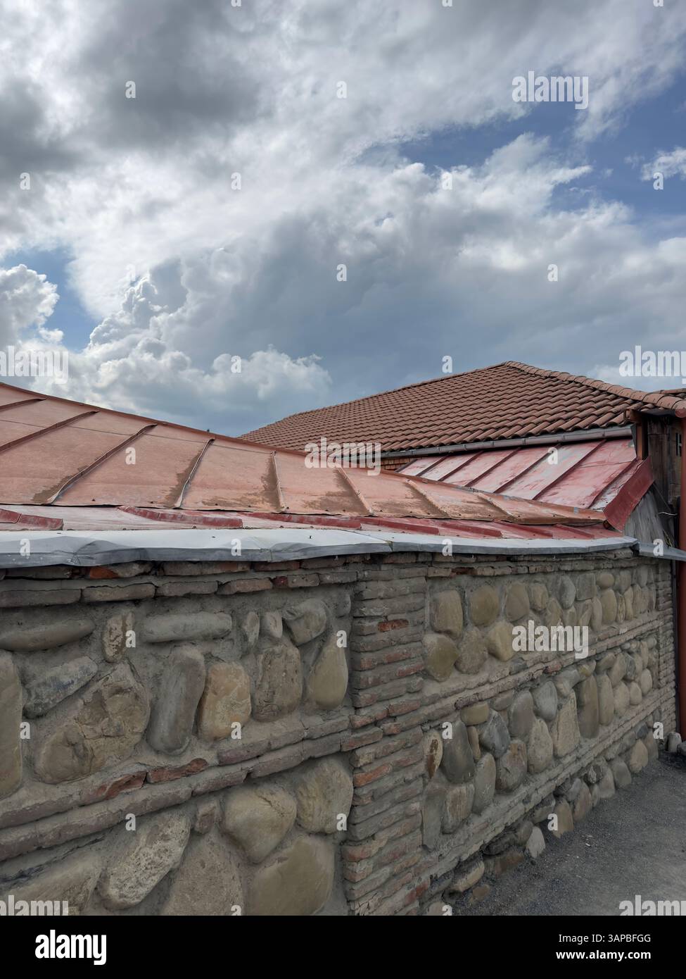 Rue à Sighnaghi. Vieux toit rouge, tuiles rouges. Vieille clôture en pierre. Géorgie voyage - Image de stock capturée avec un smartphone