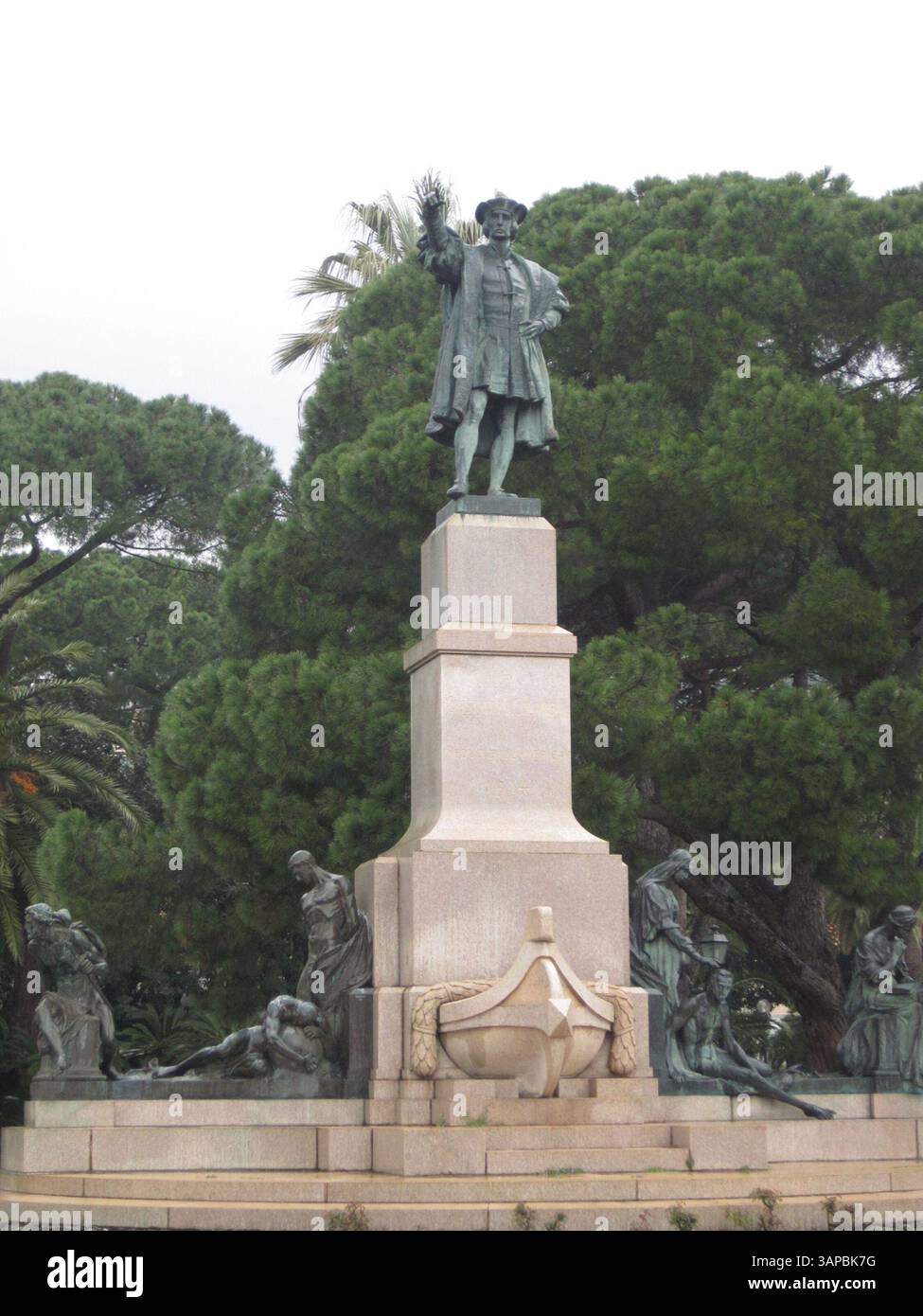 21 août 2011 - Rapallo, Italie - Une statue en bronze de Christophe Colomb se dresse à Rapallo sur la Riviera italienne. Rapallo est une municipalité de la province de Gênes, en Ligurie, dans le nord de l'Italie. En 2007, il compte environ 34 000 habitants, il fait partie du golfe de Tigullio et est situé entre Portofino et Chiavari. (Crédit image : © Peter Magnani/Contra Costa Times/MCT/ZUMAPRESS.com) Banque D'Images