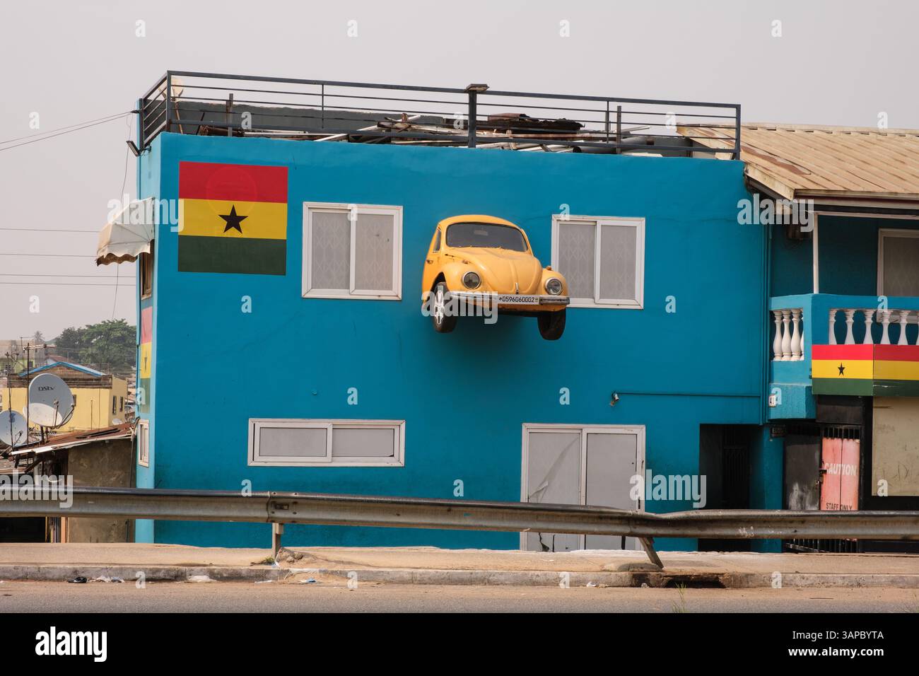 Ghana, Accra. Décoration humoristique sur la maison. Banque D'Images