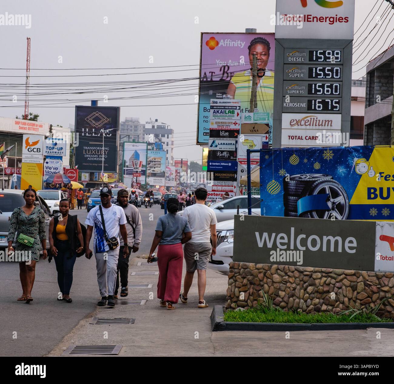 Accra, Ghana. Oxford Street Scene, vue en soirée.. Banque D'Images
