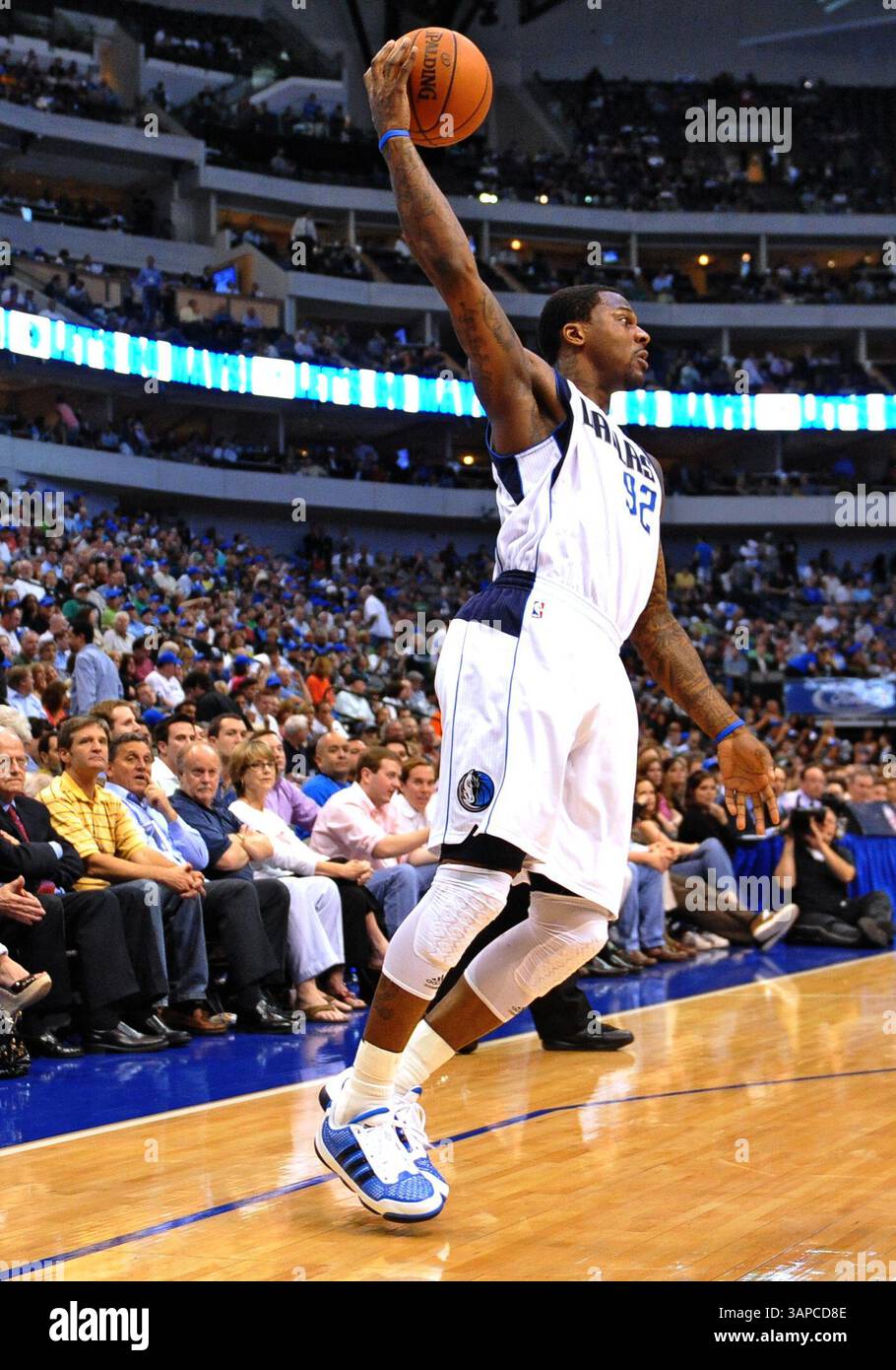 13 avril 2011 Dallas, TX. DeShawn Stevenson (92), le garde des Dallas Mavericks, sauve le ballon lors du match de basket-ball NBA entre les Hornets de la Nouvelle-Orléans et les Mavericks de Dallas au American Airlines Center le 13 avril 2011 à Dallas, Texas. Dallas gagne 121-89. Manny Flores/CSM(Credit image : © Manny Flores/Cal Sport Media/ZUMAPRESS.com) Banque D'Images