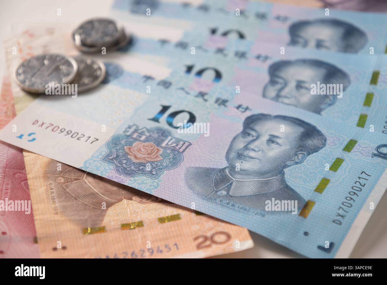 Beaucoup de billets de banque chinois différents en yuan. Monnaie de papier chinoise Yuan renminbi billets de banque et pièces comme arrière-plan. Banque D'Images