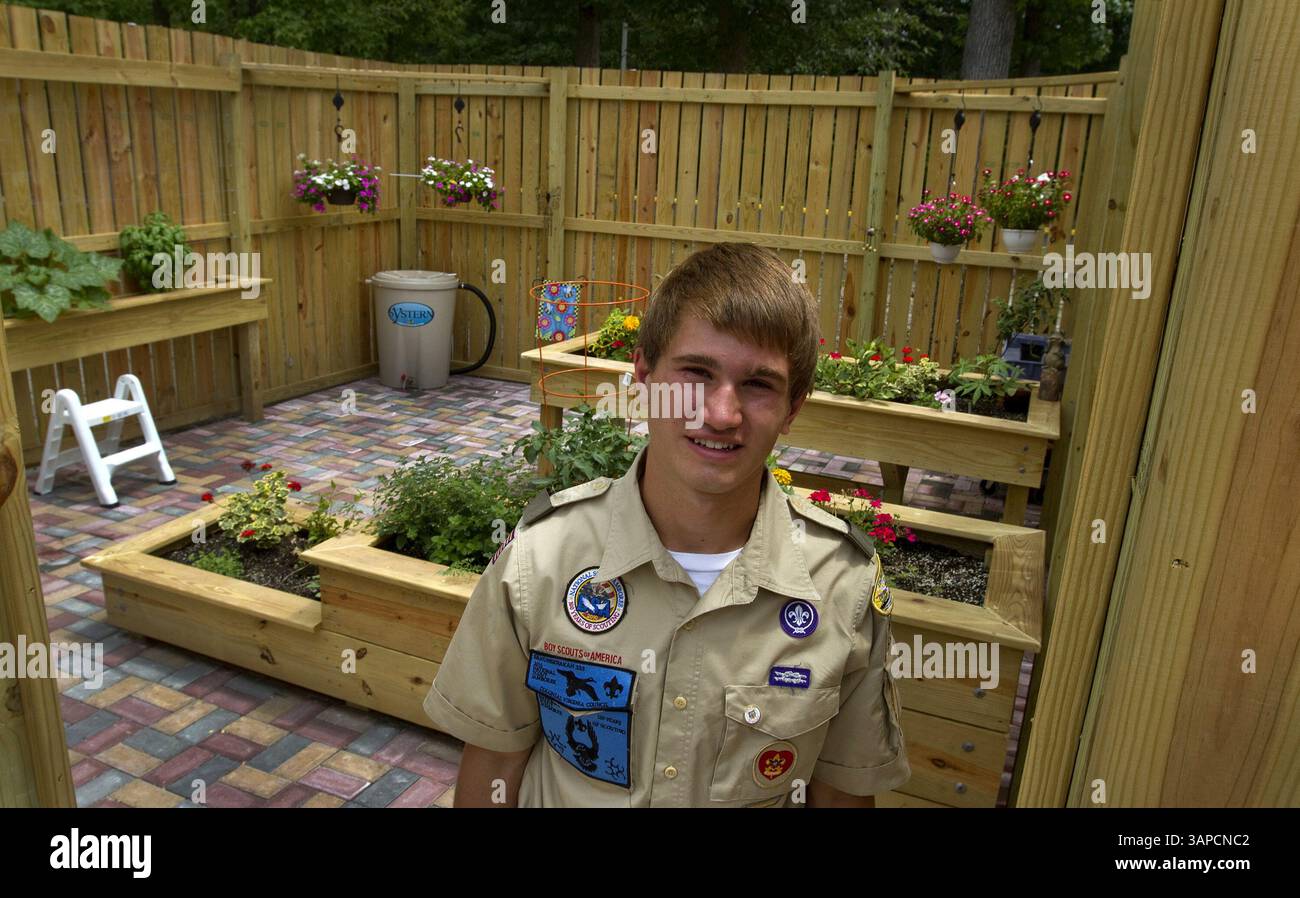 26 juillet 2011 - Newport News, va, États-Unis - Life Scout de la troupe 31 à Hampton Luke Miller debout dans le jardin, 26 juillet 2011, à Newport News, Virginie, planifie son projet Eagle Scout au CHKD à Newport News. Les thérapeutes du CHKD avaient longtemps discuté à quel point il serait formidable d’avoir un jardin adaptatif pour aider les enfants atteints de maladies du syndrome de Down, de l’autisme, de la paralysie cérébrale et du spina bifada avec leurs thérapies. Ils pouvaient arroser les plantes, creuser des trous, transformer les mouvements nécessaires en activités amusantes. (Crédit image : © Joe Fudge/Newport News Daily Press/MCT/ZUMAPRESS.com) Banque D'Images