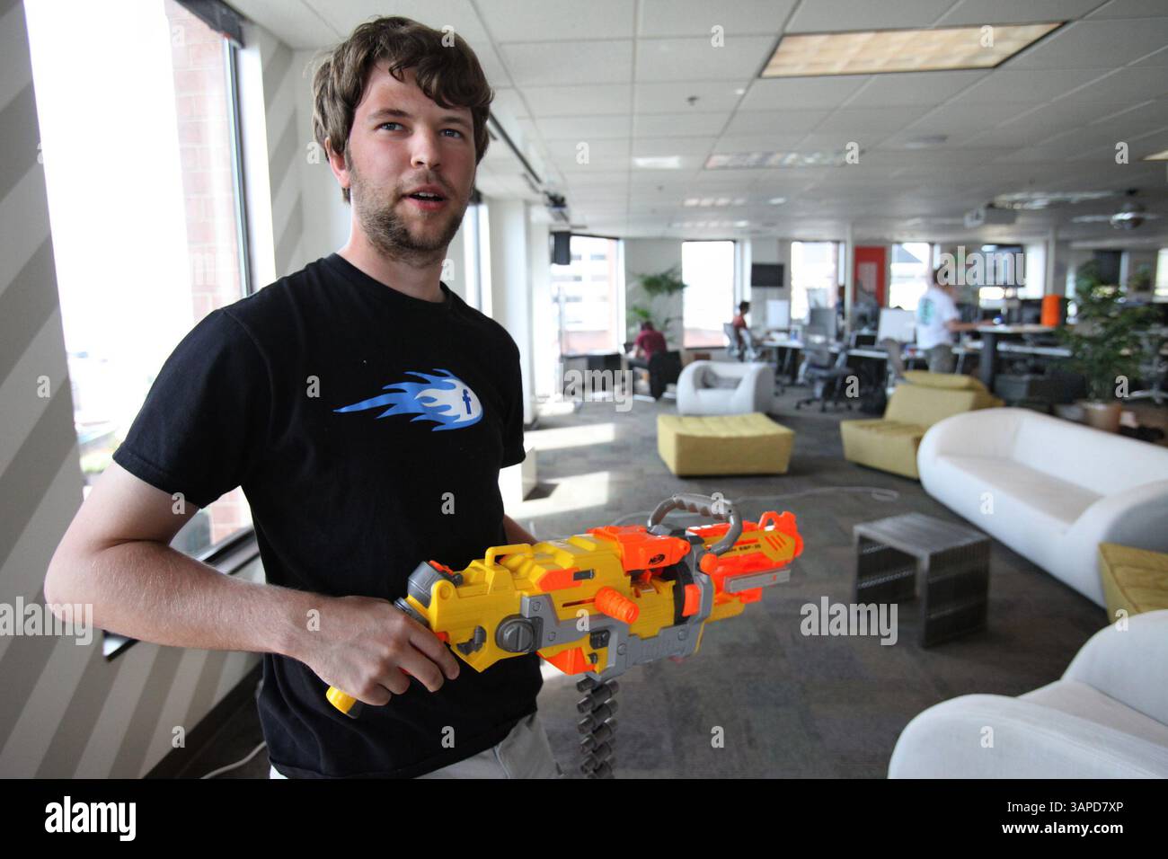 8 août 2011 - Seattle, WA, USA - le stagiaire Cullen Walsh cherche à se battre avec son pistolet nerf au bureau de Facebook à Seattle, Washington. (Crédit image : © Steve Ringman/Seattle Times/MCT/ZUMAPRESS.com) Banque D'Images