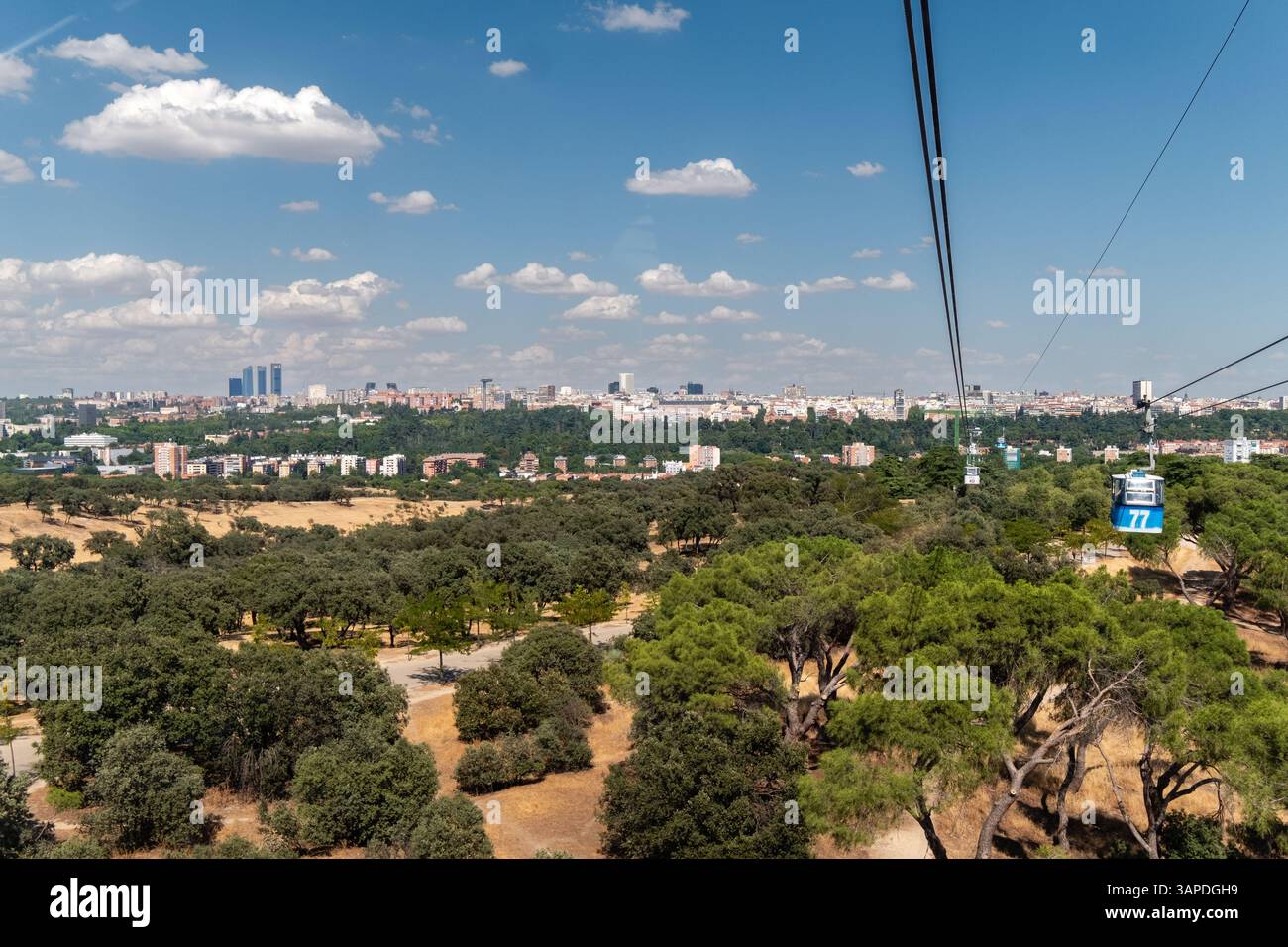 Madrid, Comunidad de Madrid, Espagne. 28 août 2022 : une vue panoramique sur les gratte-ciel de Madrid avec des téléphériques glissant au-dessus du parc Casa de Campo. Banque D'Images