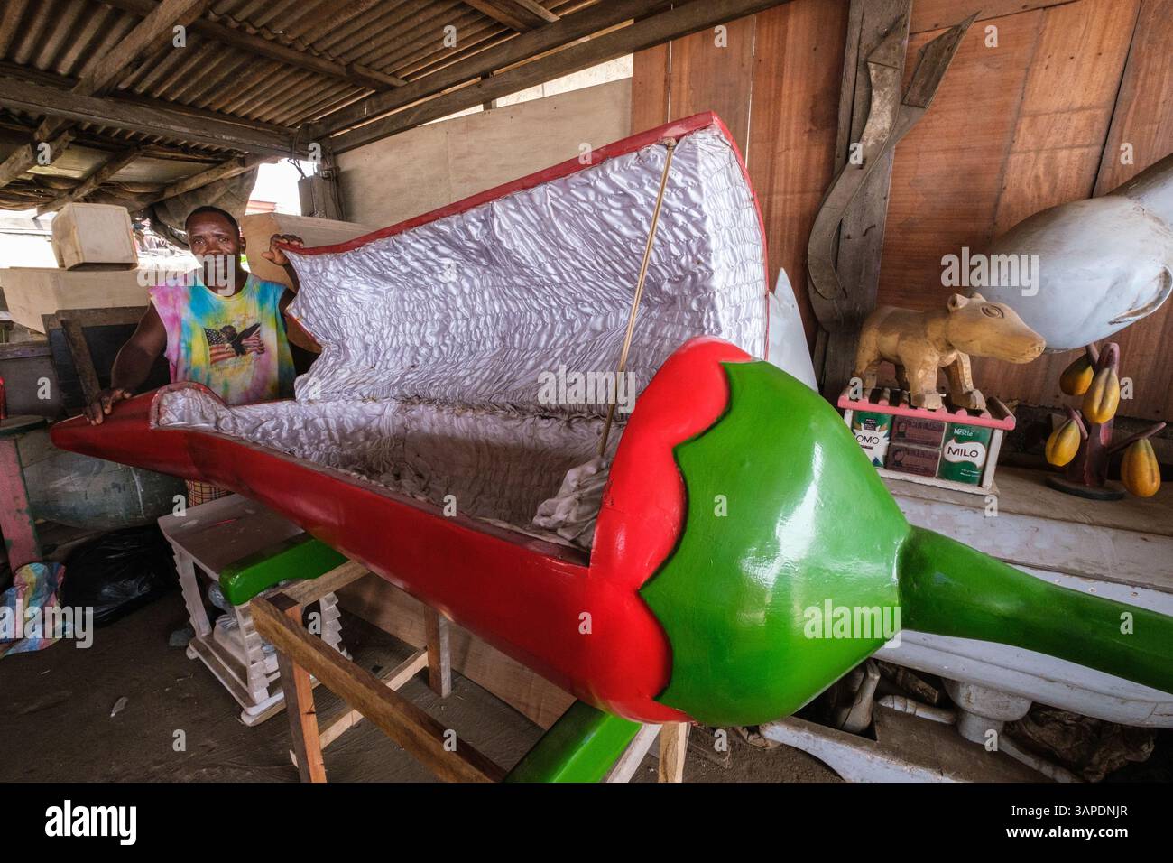 Accra, Ghana. Charpentier de cercueil Erick Papoe et un Coffin en forme de poivre. Atelier Erico Coffin, fabricant de coffins fabriqués sur commande. Banque D'Images