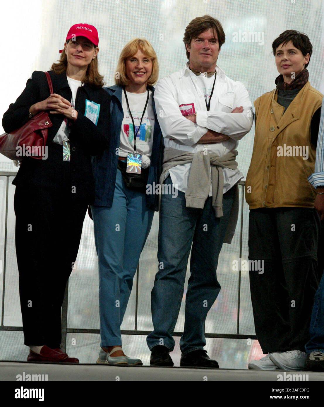 1ER JANVIER 2011 - NEW YORK, NEW YORK, ÉTATS-UNIS - INGRID ROSSELLINI, PIA LINDSTROM, ROBERTINO ROSSELLINI ET ISABELLA ROSSELLINI À LA 7E COURSE/MARCHE ANNUELLE REVLON POUR FEMMES À TIMES SQUARE À NEW YORK, NEW YORK, LE 1ER MAI 2004. / 2004..K36994HMC.(crédit image : © Henry McGee/Globe photos/ZUMAPRESS.com) Banque D'Images 1ER JANVIER 2011 - NEW YORK, NEW YORK, ÉTATS-UNIS - INGRID ROSSELLINI, PIA LINDSTROM, ROBERTINO ROSSELLINI ET ISABELLA ROSSELLINI À LA 7E COURSE/MARCHE ANNUELLE REVLON POUR FEMMES À TIMES SQUARE À NEW YORK, NEW YORK, LE 1ER MAI 2004. / 2004..K36994HMC.(crédit image : © Henry McGee/Globe photos/ZUMAPRESS.com) Banque D'Images