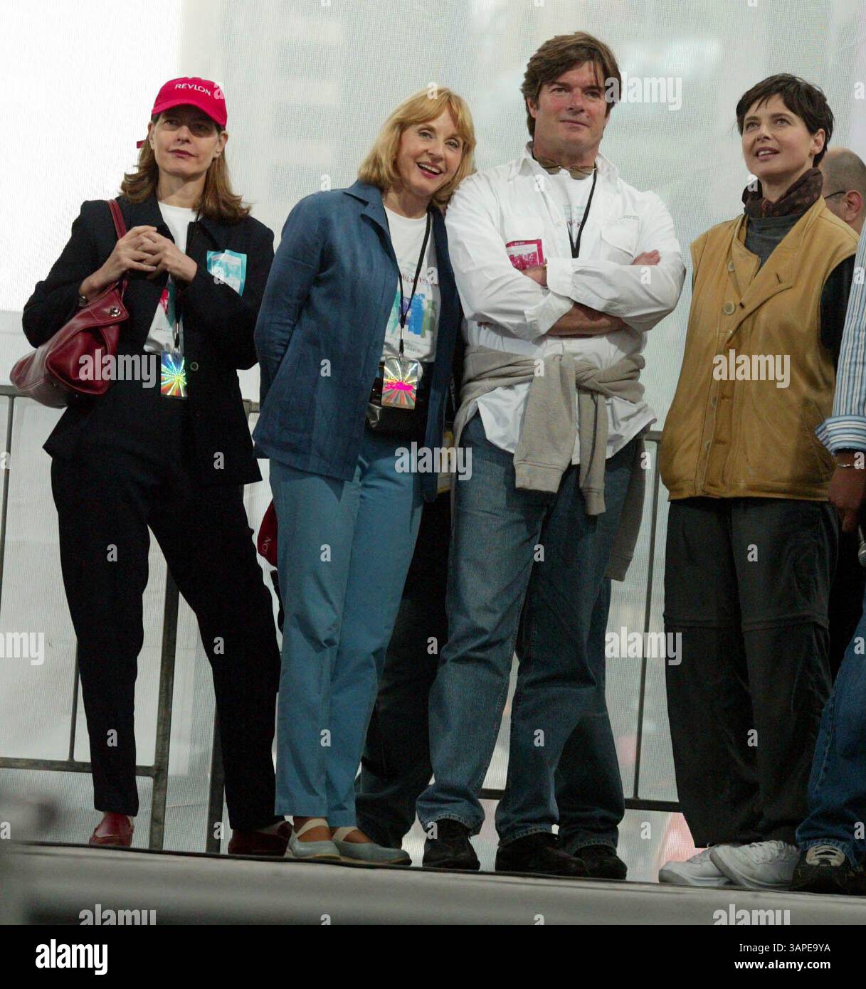 1ER JANVIER 2011 - NEW YORK, NEW YORK, ÉTATS-UNIS - INGRID ROSSELLINI, PIA LINDSTROM, ROBERTINO ROSSELLINI ET ISABELLA ROSSELLINI À LA 7E COURSE/MARCHE ANNUELLE REVLON POUR FEMMES À TIMES SQUARE À NEW YORK, NEW YORK, LE 1ER MAI 2004. / 2004..K36994HMC.(crédit image : © Henry McGee/Globe photos/ZUMAPRESS.com) Banque D'Images 1ER JANVIER 2011 - NEW YORK, NEW YORK, ÉTATS-UNIS - INGRID ROSSELLINI, PIA LINDSTROM, ROBERTINO ROSSELLINI ET ISABELLA ROSSELLINI À LA 7E COURSE/MARCHE ANNUELLE REVLON POUR FEMMES À TIMES SQUARE À NEW YORK, NEW YORK, LE 1ER MAI 2004. / 2004..K36994HMC.(crédit image : © Henry McGee/Globe photos/ZUMAPRESS.com) Banque D'Images