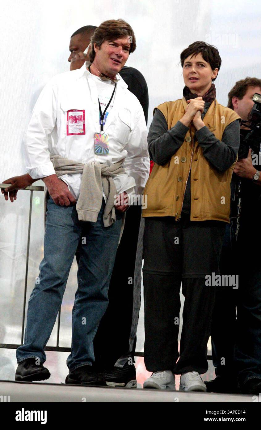 1ER JANVIER 2011 - NEW YORK, NEW YORK, ÉTATS-UNIS - ISABELLA ROSSELLINI AVEC SON FRÈRE ROBERTINO ROSSELLINI À LA 7E COURSE/MARCHE ANNUELLE REVLON POUR FEMMES À TIMES SQUARE À NEW YORK, NEW YORK, LE 1ER MAI 2004. / 2004..K36994HMC.(crédit image : © Henry McGee/Globe photos/ZUMAPRESS.com) Banque D'Images 1ER JANVIER 2011 - NEW YORK, NEW YORK, ÉTATS-UNIS - ISABELLA ROSSELLINI AVEC SON FRÈRE ROBERTINO ROSSELLINI À LA 7E COURSE/MARCHE ANNUELLE REVLON POUR FEMMES À TIMES SQUARE À NEW YORK, NEW YORK, LE 1ER MAI 2004. / 2004..K36994HMC.(crédit image : © Henry McGee/Globe photos/ZUMAPRESS.com) Banque D'Images