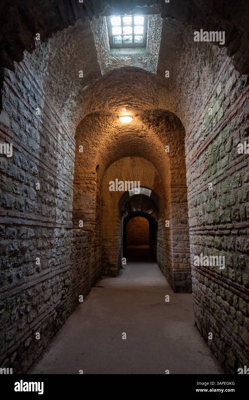 Trèves, Allemagne. 14 avril 2025. La photo montre un couloir souterrain des thermes impériaux, les vestiges monumentaux d'un complexe de bains romain antique tardif et plus tard des casernes équestres et le plus jeune des trois complexes de bains romains de Trèves. Les ruines puissantes sont classées au patrimoine mondial de l'UNESCO depuis 1986. Crédit : Harald Tittel/dpa/Alamy Live News Banque D'Images