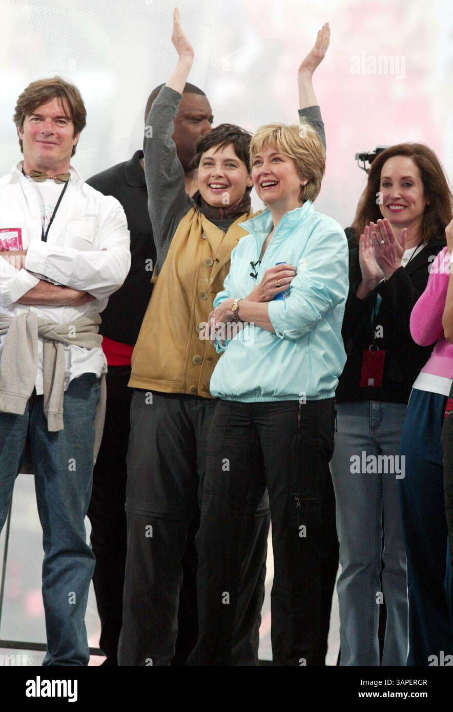 1ER JANVIER 2011 - NEW YORK, NEW YORK, ÉTATS-UNIS - ROBERTINO ROSSELLINI, ISABELLA ROSSELLINI, JANE PAULEY ET LILLY TARTIKOFF À LA 7E COURSE/MARCHE ANNUELLE REVLON POUR FEMMES À TIMES SQUARE À NEW YORK, NEW YORK, LE 1ER MAI 2004. / 2004..K36994HMC.(crédit image : © Henry McGee/Globe photos/ZUMAPRESS.com) Banque D'Images 1ER JANVIER 2011 - NEW YORK, NEW YORK, ÉTATS-UNIS - ROBERTINO ROSSELLINI, ISABELLA ROSSELLINI, JANE PAULEY ET LILLY TARTIKOFF À LA 7E COURSE/MARCHE ANNUELLE REVLON POUR FEMMES À TIMES SQUARE À NEW YORK, NEW YORK, LE 1ER MAI 2004. / 2004..K36994HMC.(crédit image : © Henry McGee/Globe photos/ZUMAPRESS.com) Banque D'Images