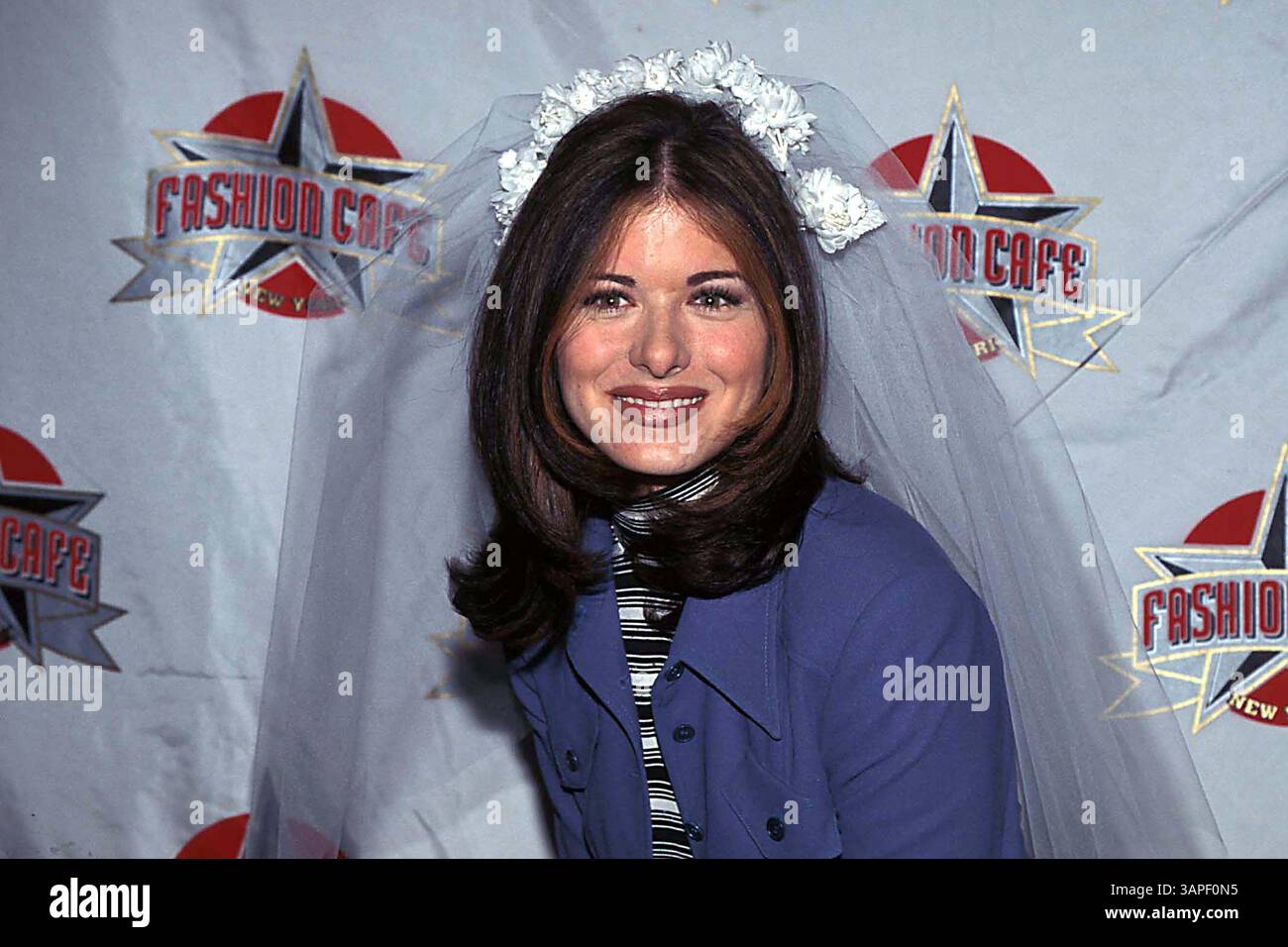 OCT. 5, 2005 - K6988RG.DEBRA MESSING AU FASHION CAFE, NEW YORK CITY POUR PRÉSENTER L'ENSEMBLE DE MARIAGE DE NED ET STACY.11-11-1996. ROGER GLAZER- 1996.DEBRA MESSING(crédit image : © Globe photos/ZUMAPRESS.com) Banque D'Images