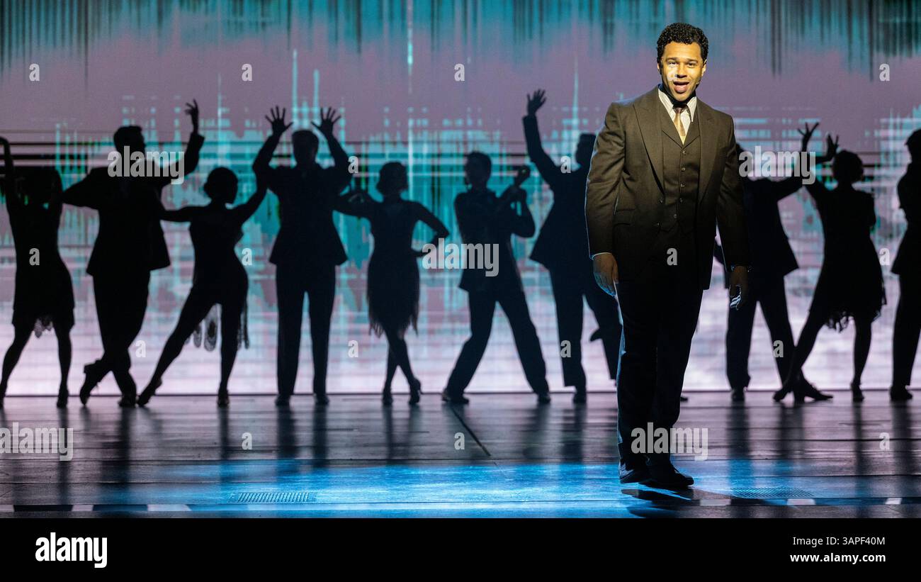 Londres, Royaume-Uni. 16 avril 2025. Corbin Bleu dans le rôle de Nick Carraway lors d'un photocall pour The Great Gatsby, la nouvelle comédie musicale du London Coliseum. Le spectacle, réalisé par Marc Bruni et chorégraphié par Dominique Kelley, se déroule jusqu’au 7 septembre 2025. Credit : Stephen Chung / EMPICS / Alamy Live News Banque D'Images