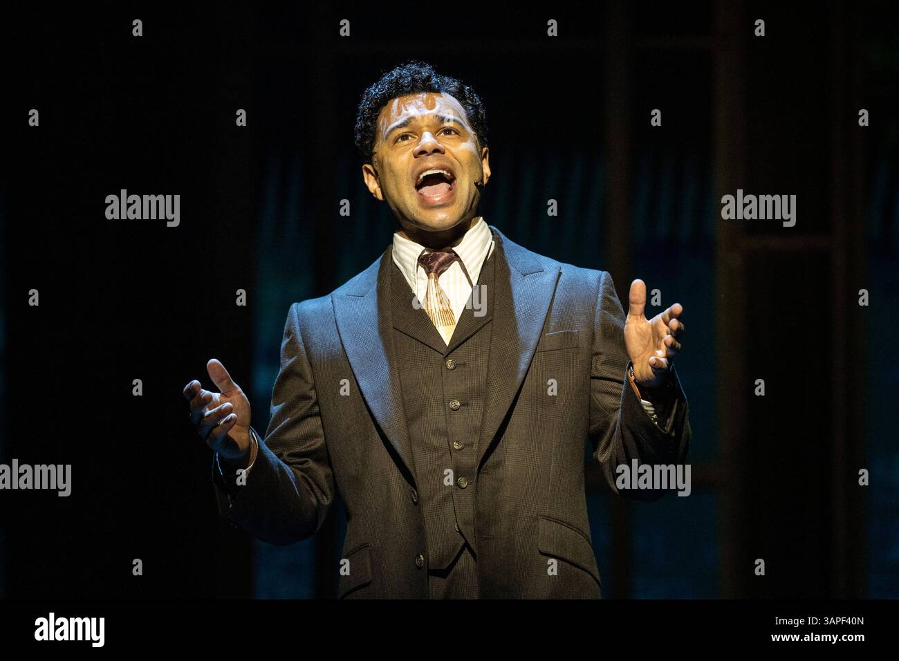 Londres, Royaume-Uni. 16 avril 2025. Corbin Bleu dans le rôle de Nick Carraway lors d'un photocall pour The Great Gatsby, la nouvelle comédie musicale du London Coliseum. Le spectacle, réalisé par Marc Bruni et chorégraphié par Dominique Kelley, se déroule jusqu’au 7 septembre 2025. Credit : Stephen Chung / EMPICS / Alamy Live News Banque D'Images