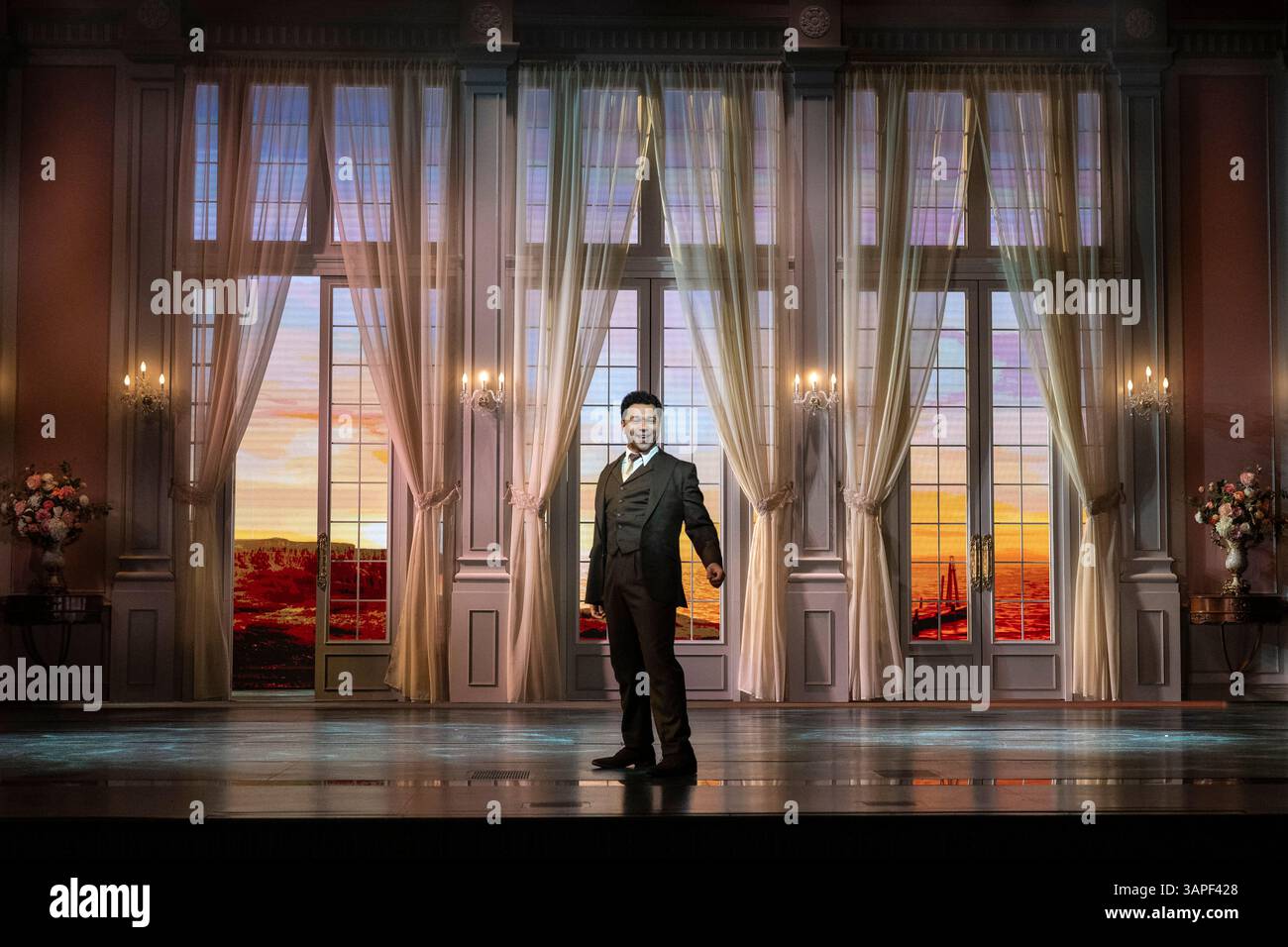 Londres, Royaume-Uni. 16 avril 2025. Corbin Bleu dans le rôle de Nick Carraway lors d'un photocall pour The Great Gatsby, la nouvelle comédie musicale du London Coliseum. Le spectacle, réalisé par Marc Bruni et chorégraphié par Dominique Kelley, se déroule jusqu’au 7 septembre 2025. Credit : Stephen Chung / EMPICS / Alamy Live News Banque D'Images