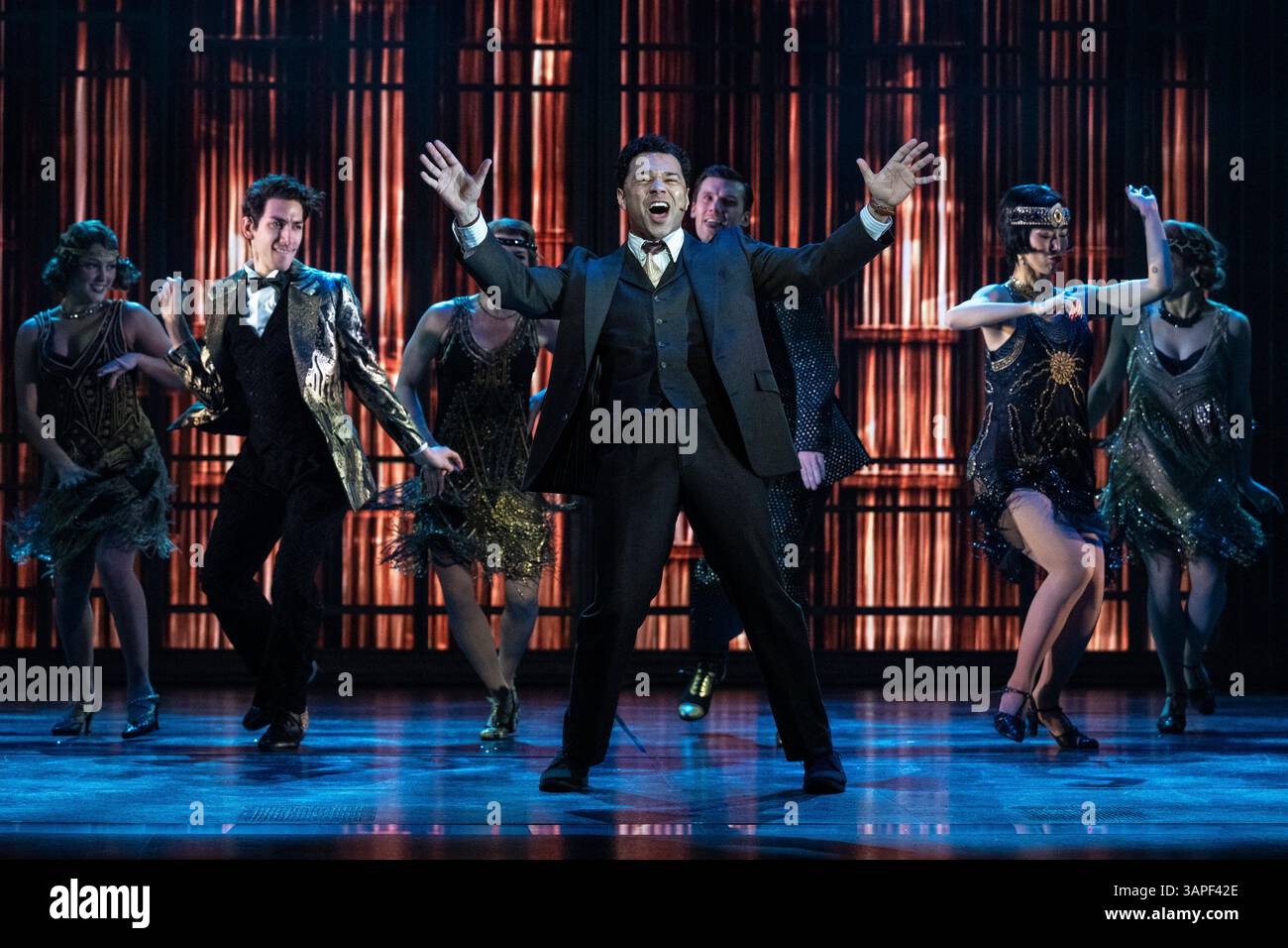 Londres, Royaume-Uni. 16 avril 2025. (C) Corbin Bleu dans le rôle de Nick Carraway lors d'un photocall pour The Great Gatsby, la nouvelle comédie musicale du London Coliseum. Le spectacle, réalisé par Marc Bruni et chorégraphié par Dominique Kelley, se déroule jusqu’au 7 septembre 2025. Credit : Stephen Chung / EMPICS / Alamy Live News Banque D'Images