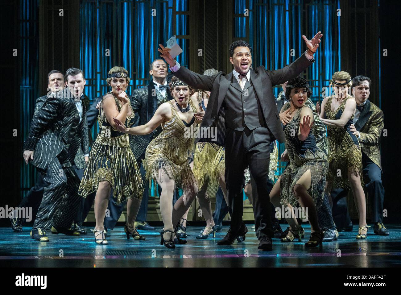 Londres, Royaume-Uni. 16 avril 2025. (C) Corbin Bleu dans le rôle de Nick Carraway lors d'un photocall pour The Great Gatsby, la nouvelle comédie musicale du London Coliseum. Le spectacle, réalisé par Marc Bruni et chorégraphié par Dominique Kelley, se déroule jusqu’au 7 septembre 2025. Credit : Stephen Chung / EMPICS / Alamy Live News Banque D'Images