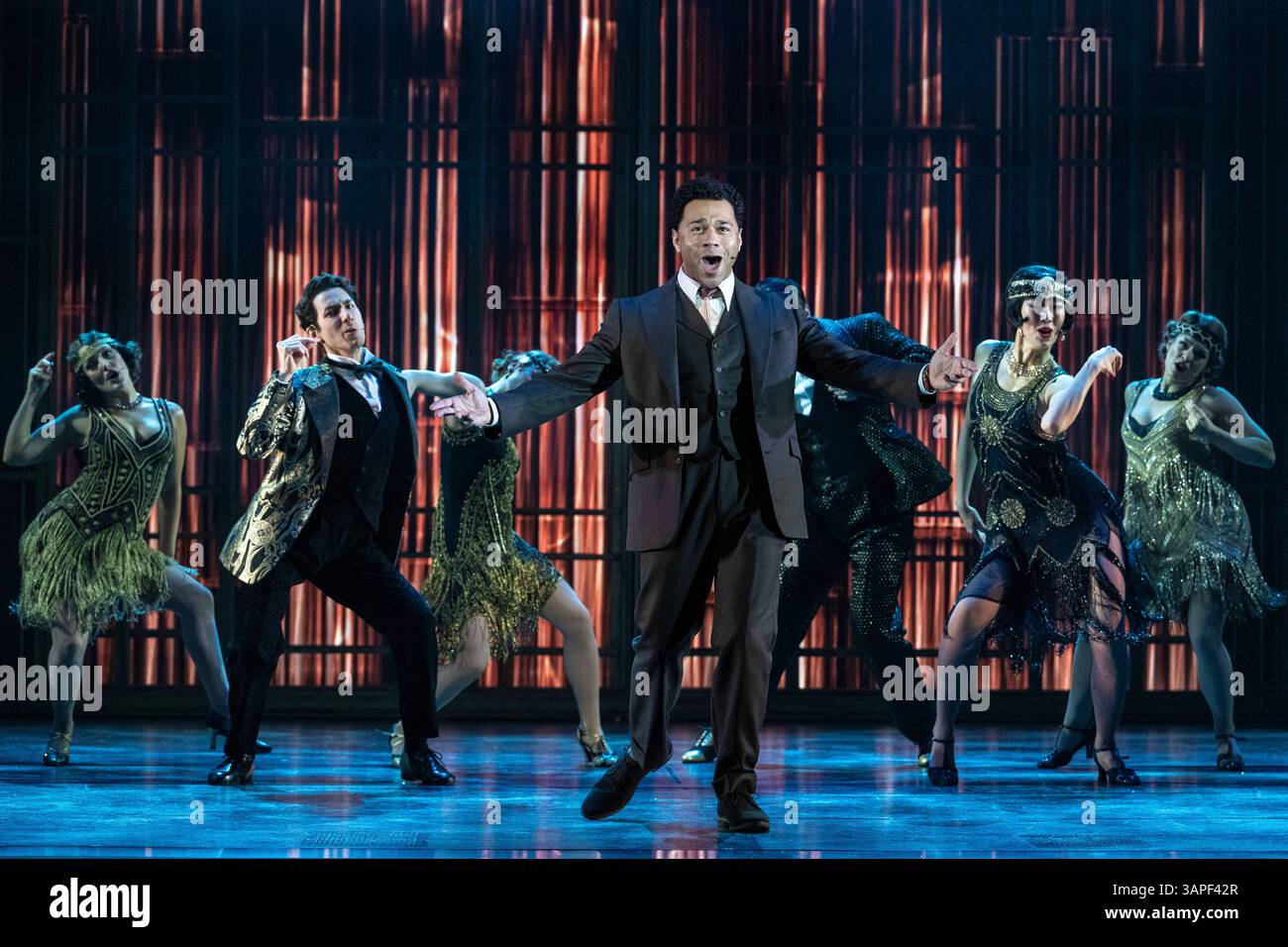 Londres, Royaume-Uni. 16 avril 2025. (C) Corbin Bleu dans le rôle de Nick Carraway lors d'un photocall pour The Great Gatsby, la nouvelle comédie musicale du London Coliseum. Le spectacle, réalisé par Marc Bruni et chorégraphié par Dominique Kelley, se déroule jusqu’au 7 septembre 2025. Credit : Stephen Chung / EMPICS / Alamy Live News Banque D'Images